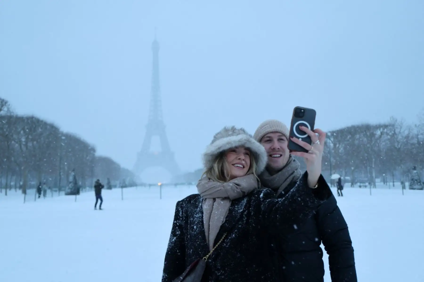 Una ola de frío y fuertes nevadas afectaron París por segundo día consecutivo, dejando cinco fallecidos en Francia y provocando trastornos en el transporte. En la capital, aceras congeladas dificultaron el tránsito y complicaron recorridos en zonas como Montmartre. Aun así, turistas aprovecharon la nieve para capturar postales del invierno europeo. Los aeropuertos Orly y Charles de Gaulle operaron sin anulaciones, aunque se anunciaron cancelaciones parciales para el miércoles ante nuevas nevadas. Foto: AFP