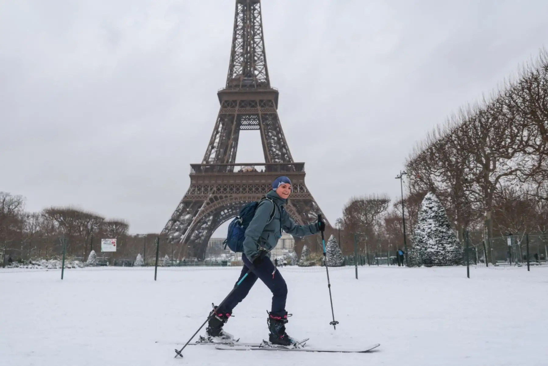 En barrios céntricos de París, el hielo dificultó la movilidad urbana, especialmente en zonas empedradas y escalinatas. Equipos municipales trabajaron en el esparcimiento de sal y arena para reducir riesgos y permitir el tránsito básico de residentes y visitantes. Foto: AFP