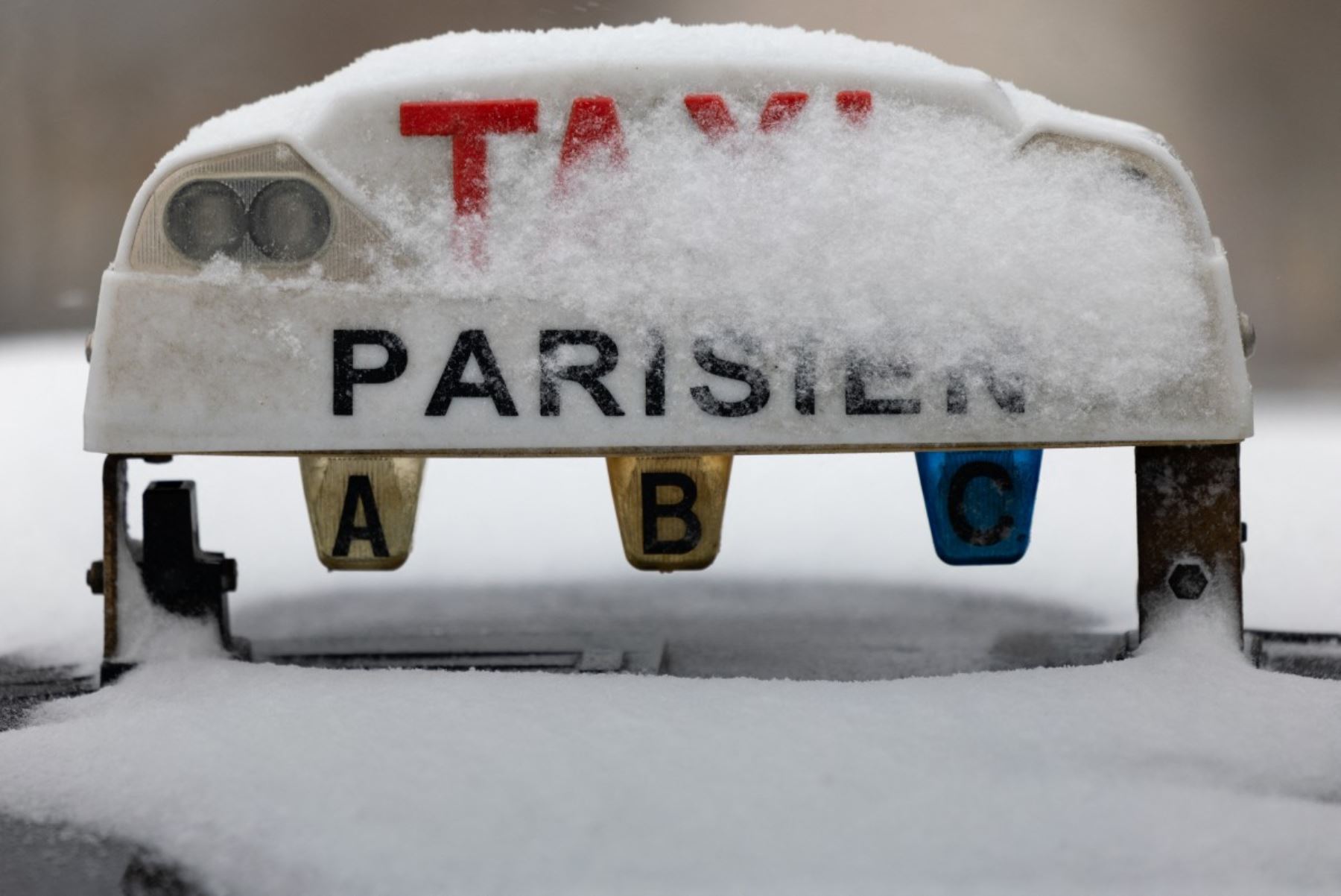El sistema de transporte enfrentó retrasos y ajustes operativos debido a las temperaturas bajo cero. Aunque el tráfico aéreo en París se mantuvo activo durante la jornada, las autoridades anticiparon posibles cancelaciones ante nuevos episodios de nieve. Foto: AFP