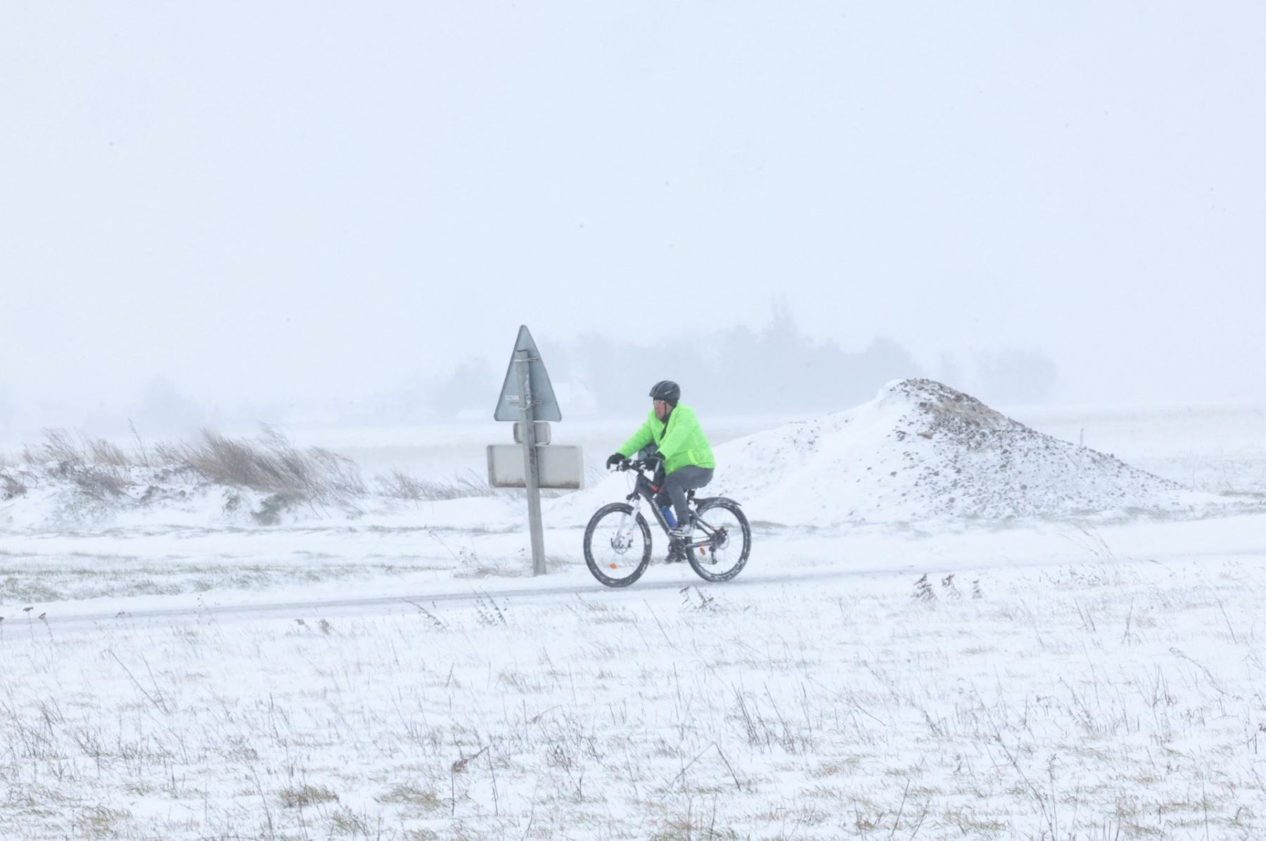Mientras continúa el invierno riguroso, la capital francesa permanece en alerta ante nuevas precipitaciones. Las imágenes captadas durante estos días reflejan tanto la belleza del paisaje nevado como los desafíos que impone el clima extremo a una ciudad densamente poblada. Foto: AFP