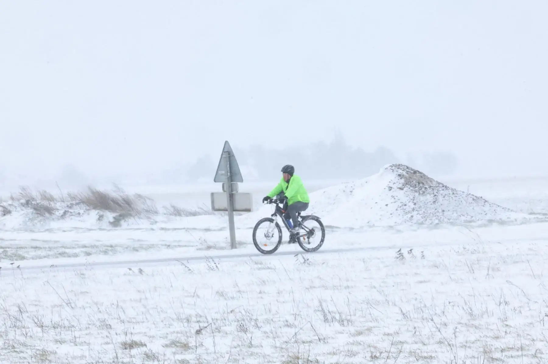 Mientras continúa el invierno riguroso, la capital francesa permanece en alerta ante nuevas precipitaciones. Las imágenes captadas durante estos días reflejan tanto la belleza del paisaje nevado como los desafíos que impone el clima extremo a una ciudad densamente poblada. Foto: AFP