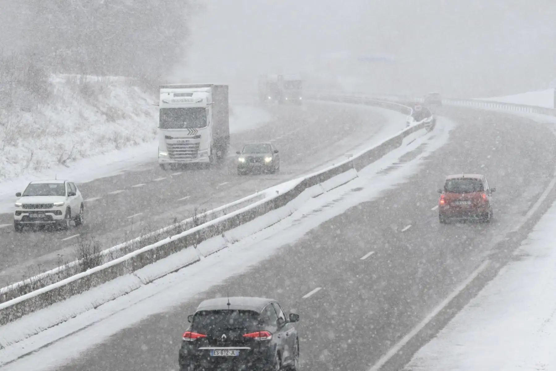 Las autoridades meteorológicas advirtieron que la ola de frío podría extenderse por varios días más, con registros térmicos inusualmente bajos para la temporada. Se recomendó especial atención a personas vulnerables y sin acceso a calefacción adecuada. Foto: AFP