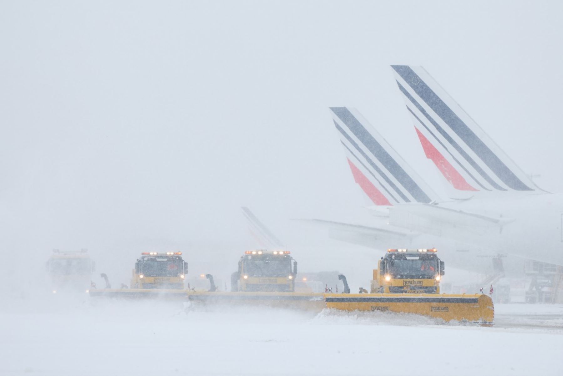 La nevada en París formó parte de un fenómeno climático más amplio que afectó a gran parte de Europa, con interrupciones en trenes, carreteras y aeropuertos. El evento evidenció la magnitud del impacto del frío sobre la vida cotidiana en el continente. Foto: AFP