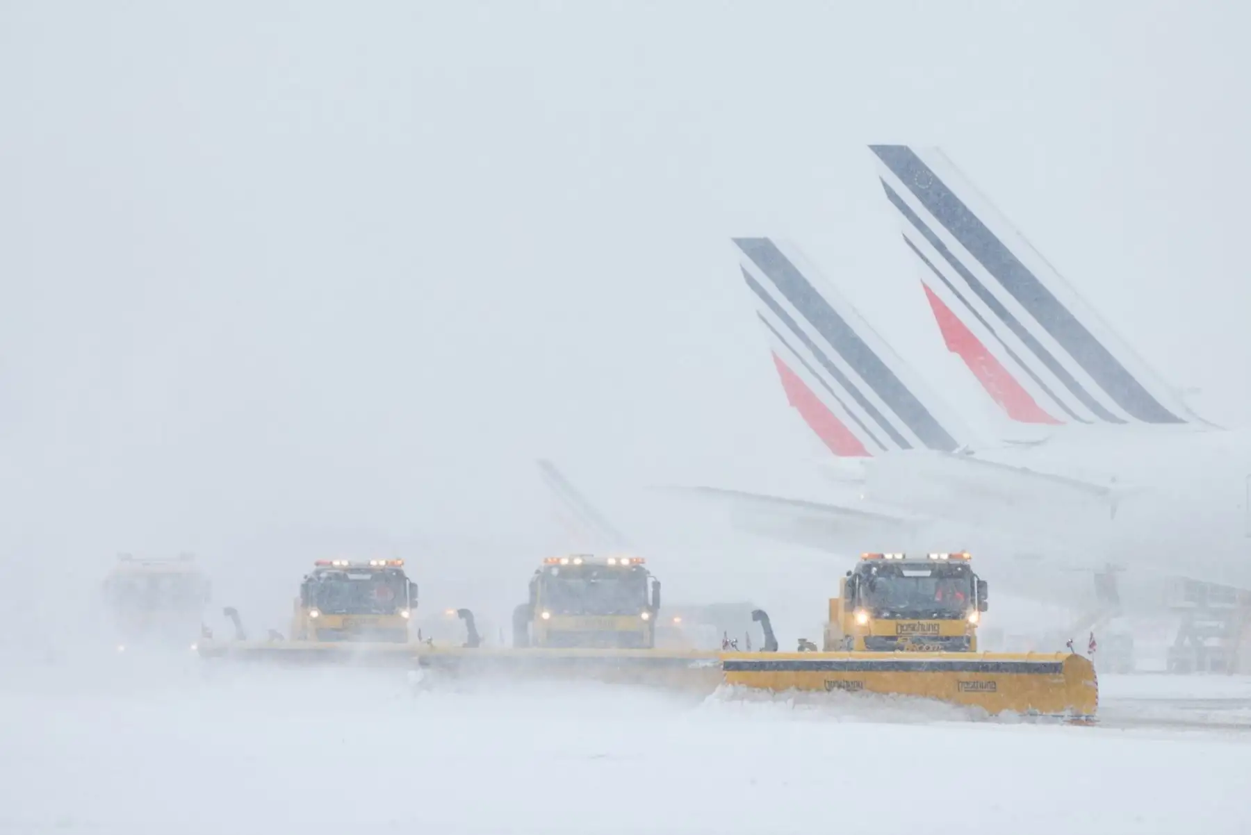 La nevada en París formó parte de un fenómeno climático más amplio que afectó a gran parte de Europa, con interrupciones en trenes, carreteras y aeropuertos. El evento evidenció la magnitud del impacto del frío sobre la vida cotidiana en el continente. Foto: AFP