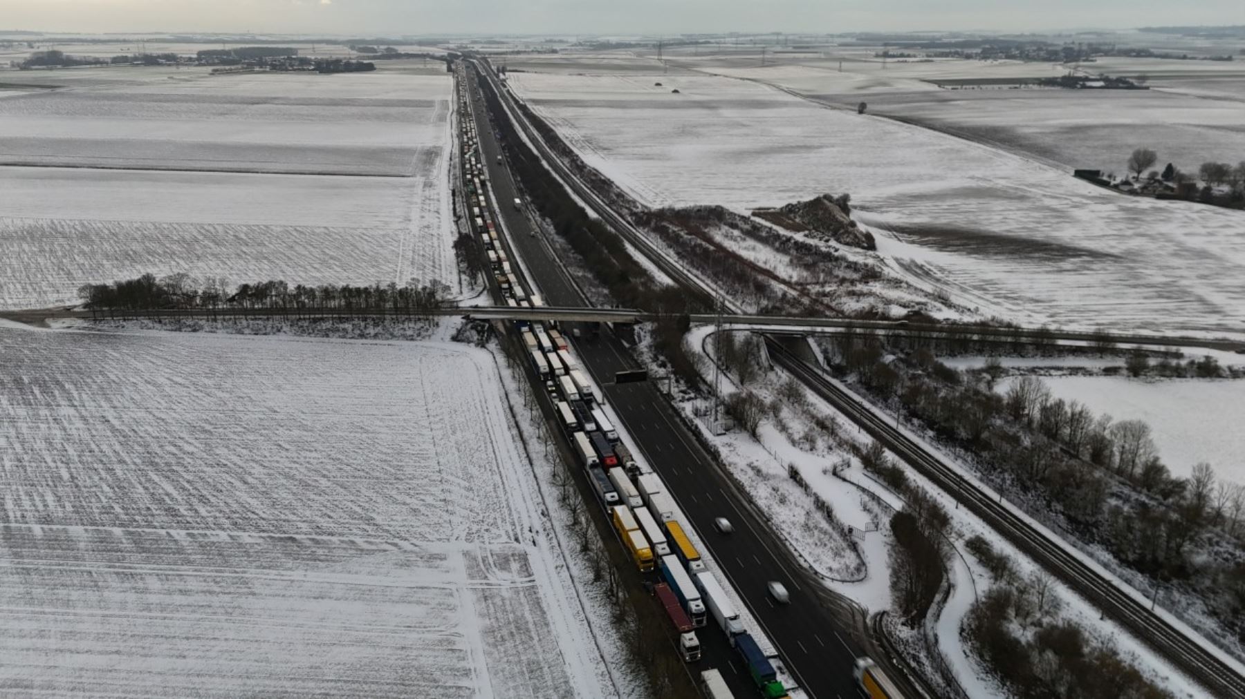 Pese a las complicaciones, numerosos turistas recorrieron la ciudad para capturar imágenes del invierno europeo. La nieve sobre el paisaje urbano ofreció postales poco frecuentes que contrastaron con la habitual actividad turística de la capital francesa. Foto: AFP