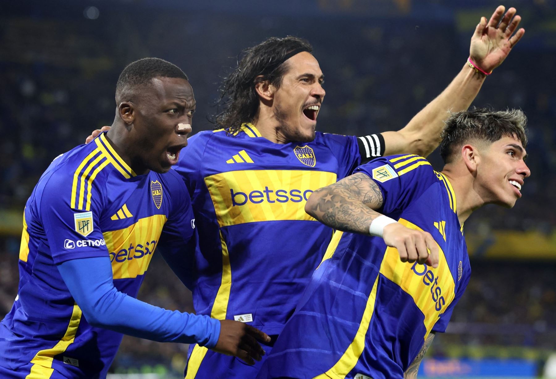 Luis Advíncula llegó a Boca Juniors el 21 de julio de 2021, tras un acuerdo con Rayo Vallecano. Debutó oficialmente el 4 de agosto frente a River Plate por la Copa Argentina, iniciando una etapa que lo consolidó como uno de los laterales más combativos del fútbol sudamericano. Foto: AFP