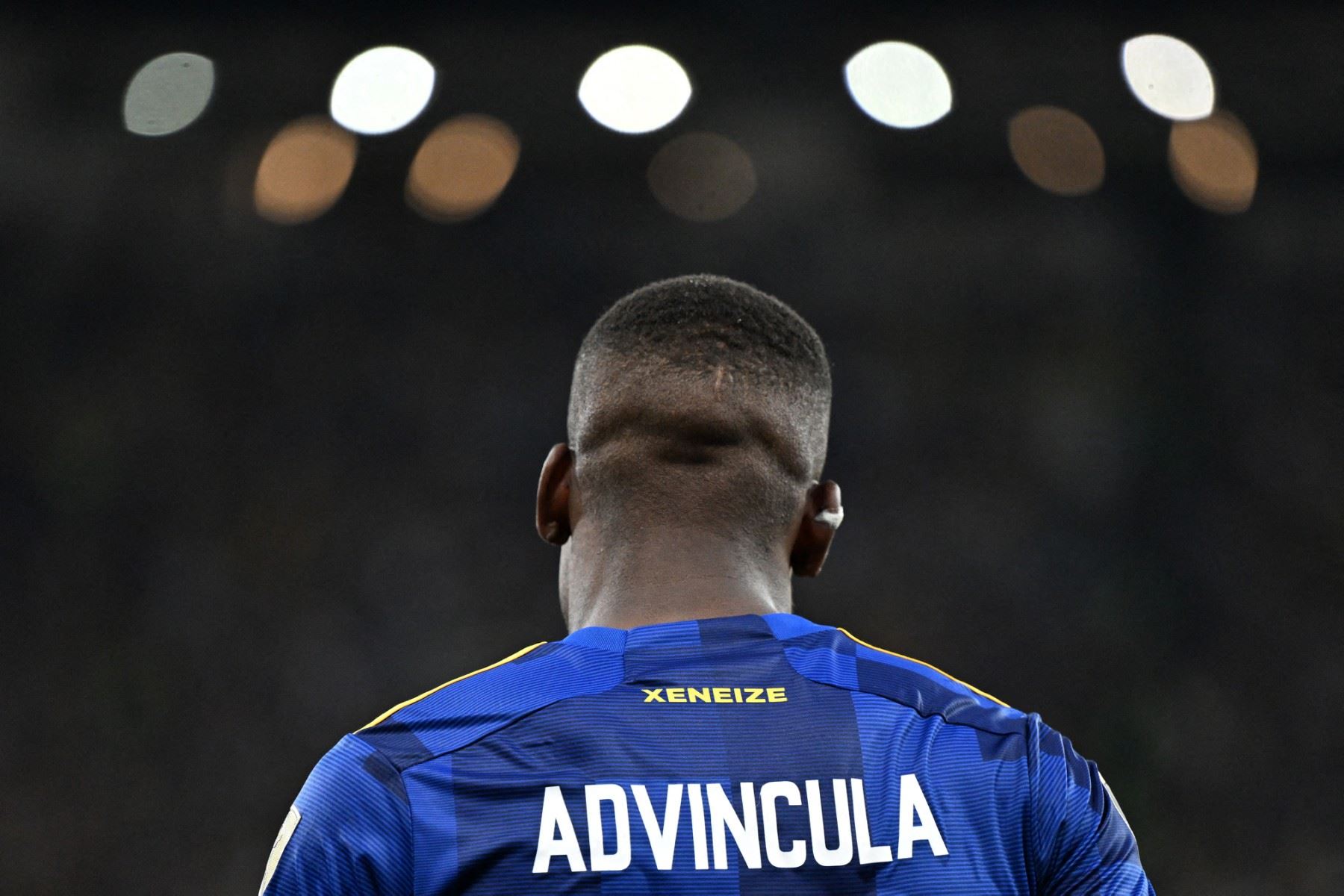 Advíncula celebró su primer título con Boca al ganar la Copa Argentina 2021 el 8 de diciembre, tras una definición por penales ante Talleres de Córdoba. Su entrega física y actitud feroz le ganaron el cariño de la afición desde sus primeras competencias. Foto: AFP