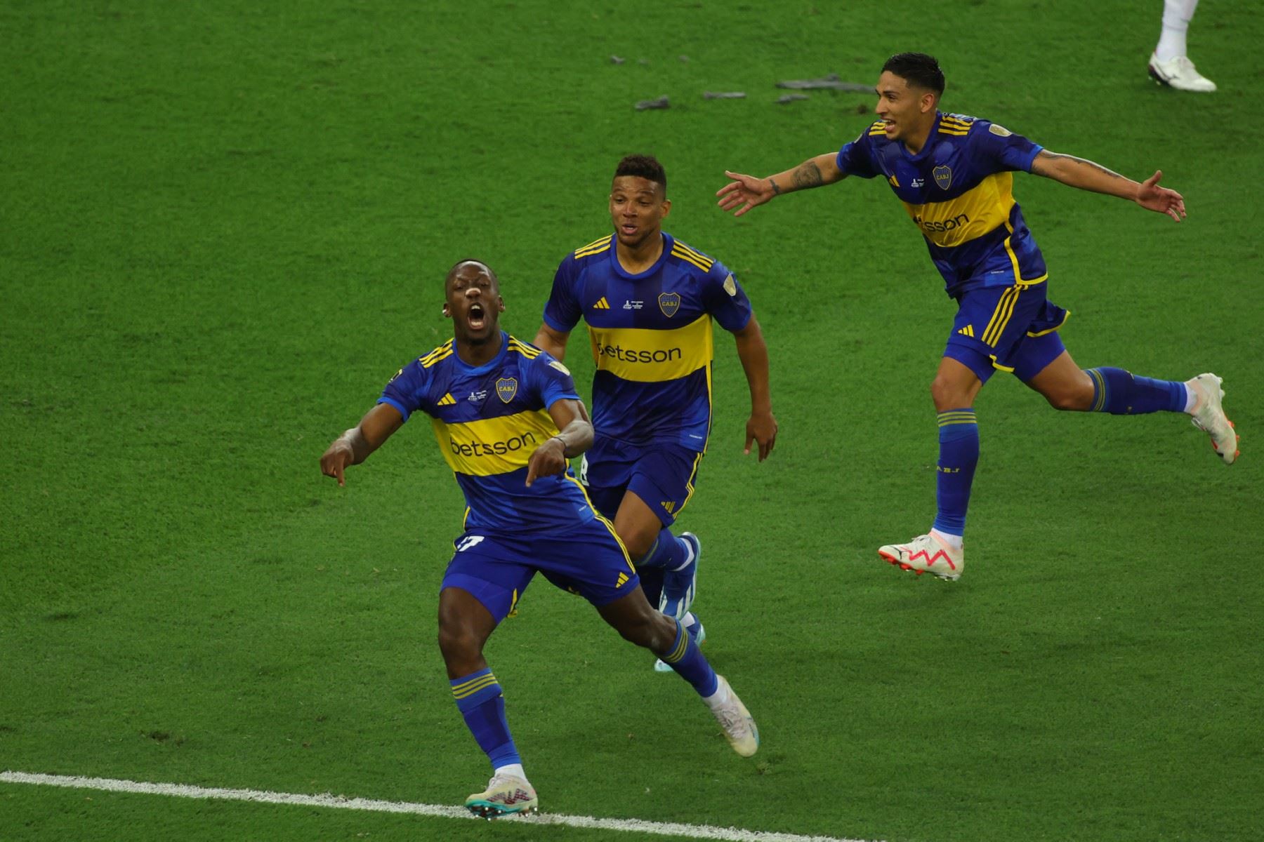 En 2022 Boca Juniors sumó más éxitos con Advíncula, al conquistar la Liga Profesional Argentina y la Supercopa Argentina, consolidando un ciclo dorado para el club y para el peruano, que aportó garra, recorrido y experiencia internacional en cada desafío competitivo. Foto: AFP