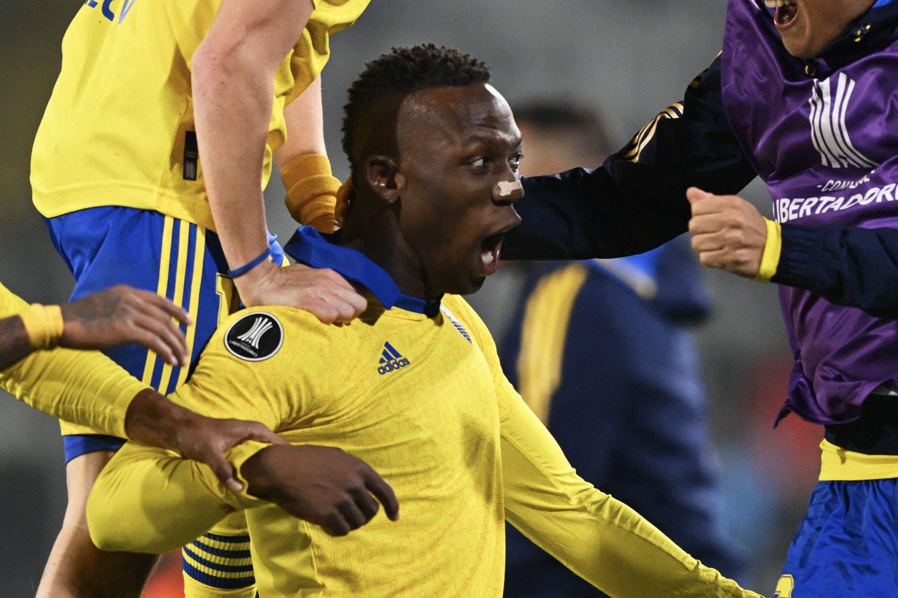 El gol de Advíncula en la final contra Fluminense no sólo fue emotivo, sino que lo elevó como referente de esa campaña continental. A pesar de la derrota 2-1, su aporte goleador y compromiso competitivo quedaron inscritos en la memoria de los aficionados xeneizes. Foto: AFP