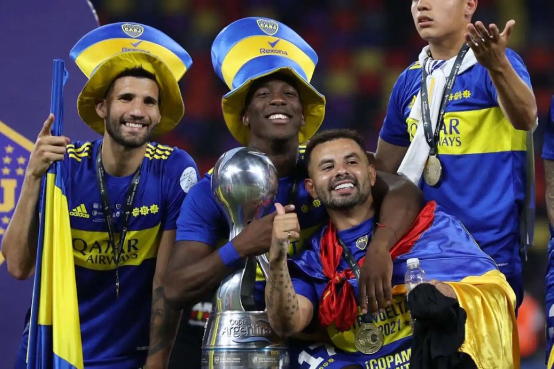 Durante su etapa en Boca Juniors, Advíncula se destacó por su capacidad física, velocidad y entrega en cada partido, muchas veces jugando con molestias musculo-tendinosas. Esta actitud le ganó el respeto de compañeros y rivales, y el aplauso constante de la hinchada. Foto: AFP