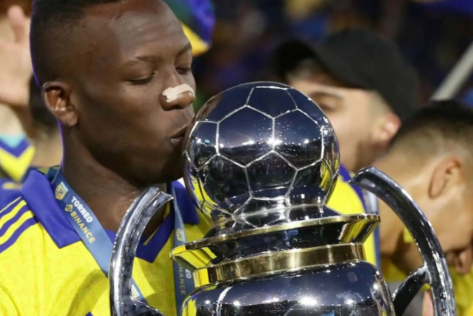 Luis Advíncula se despidió de Boca Juniors tras cuatro años y medio, período en el que se ganó el respeto del pueblo xeneize por su entrega incluso jugando lesionado. Llegó en julio de 2021 y conquistó cuatro títulos: Copa Argentina 2021, Copa de la Liga 2022, Liga Profesional 2022 y Supercopa Argentina 2022-23. Su mejor año fue 2023, cuando marcó cuatro goles en la Copa Libertadores, incluido uno en la final ante Fluminense. Foto: AFP