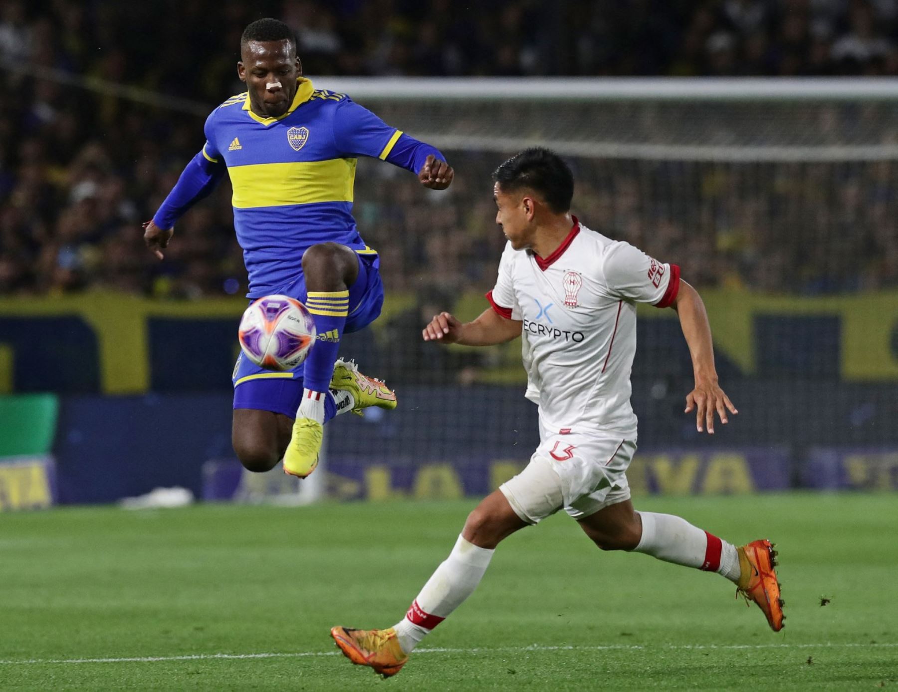 Más allá de sus goles, Advíncula fue clave en momentos defensivos y transiciones rápidas, asegurando minutos importantes en torneos locales e internacionales. Su presencia en La Bombonera se transformó en sinónimo de intensidad y resistencia futbolística. Foto: AFP