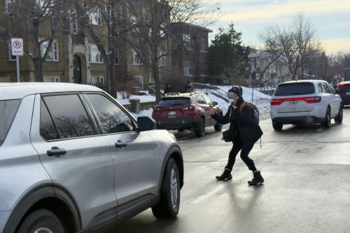 Un manifestante reacciona cuando los agentes federales abandonan la escena donde un agente federal de inmigración disparó y mató a una mujer en Minneapolis, Minnesota, el 7 de enero de 2026. Foto: AFP