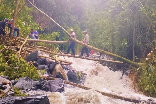 Desde la última semana de diciembre del 2025, las precipitaciones pluviales dejaron dos personas heridas, viviendas colapsadas, seis familias damnificadas, un puente destruido y cafetales arrasados por un huaico en el sector Oscobamba del centro poblado de Colca.