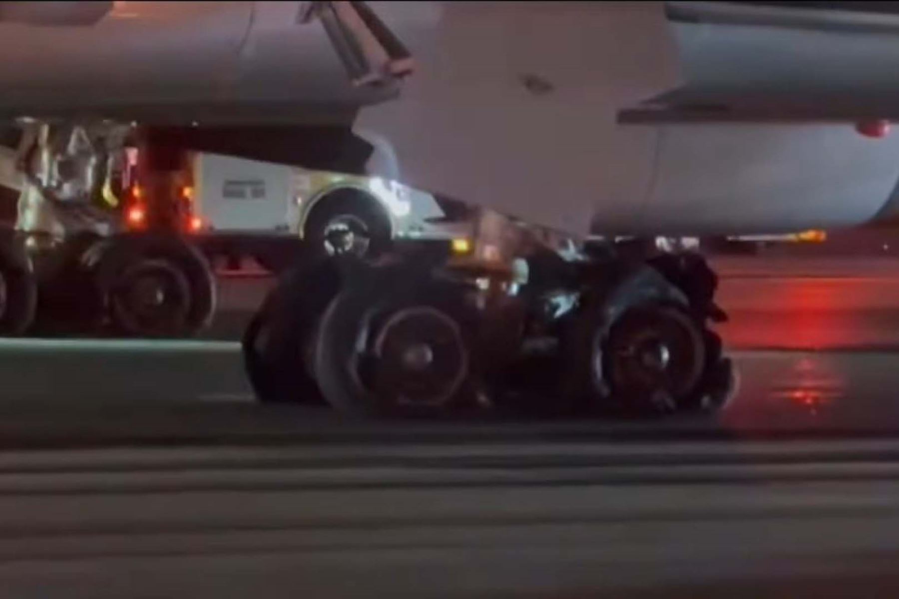 Tras el incidente, los pasajeros fueron evacuados de manera preventiva mediante escaleras hacia la pista del aeropuerto. No se reportaron personas heridas ni atenciones médicas de urgencia, aunque el procedimiento generó retrasos y reprogramaciones en los vuelos posteriores. Foto: INTERNET/Medios