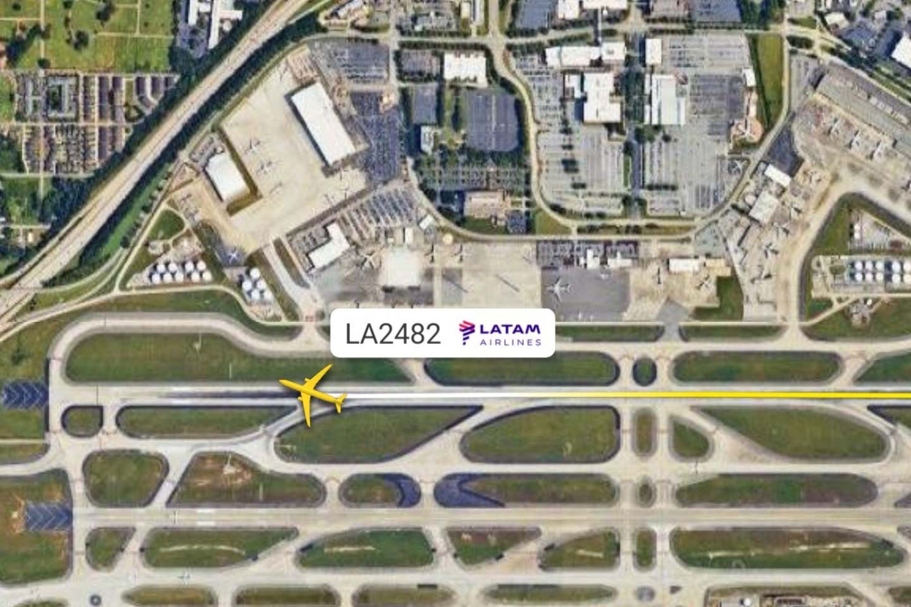 El avión de LATAM Airlines cubría la ruta Lima–Atlanta cuando presentó una falla durante la maniobra final de aterrizaje. La situación se produjo tras el toque de pista, momento en el que se registró la explosión de varios neumáticos del tren principal. Foto: INTERNET/Turbine Traveller