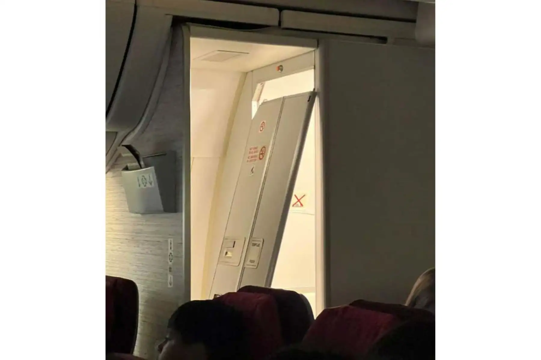 Durante el aterrizaje, la fuerte vibración provocada por la explosión de los neumáticos generó momentos de tensión dentro de la cabina. Algunos pasajeros relataron que incluso la puerta de uno de los baños se desprendió, aunque la tripulación mantuvo la calma y logró controlar la situación conforme a los protocolos de seguridad establecidos. Foto: INTERNET/Turbine Traveller