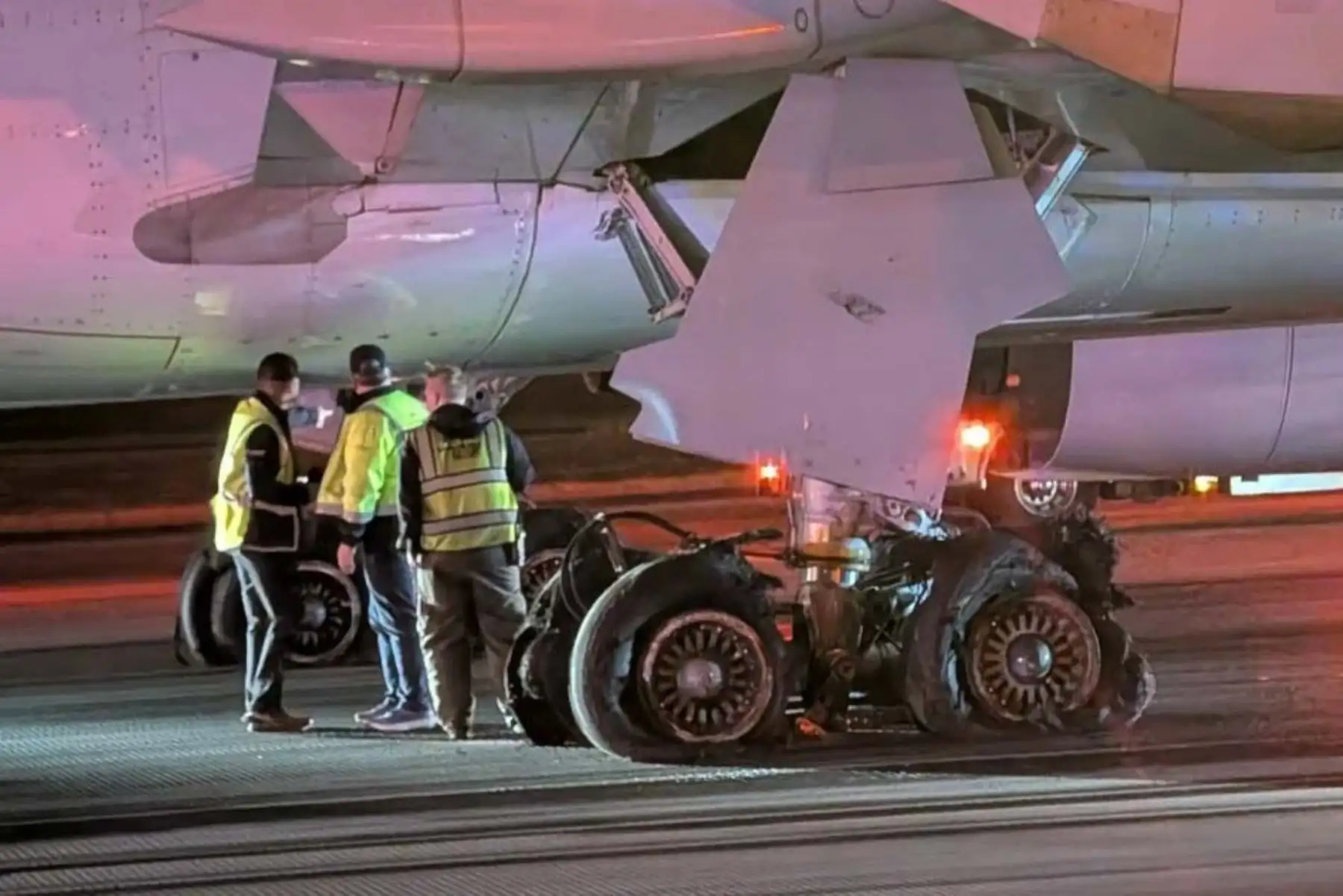 Un vuelo de LATAM Airlines procedente de Lima, Perú, sufrió la explosión de ocho neumáticos del tren de aterrizaje principal al aterrizar en el Aeropuerto Internacional Hartsfield-Jackson de Atlanta, lo que activó un rápido despliegue de emergencia. La tripulación mantuvo el control y todos los pasajeros desembarcaron sin heridos, aunque algunos quedaron varados por horas mientras se retomaban operaciones. Foto: INTERNET/Turbine Traveller