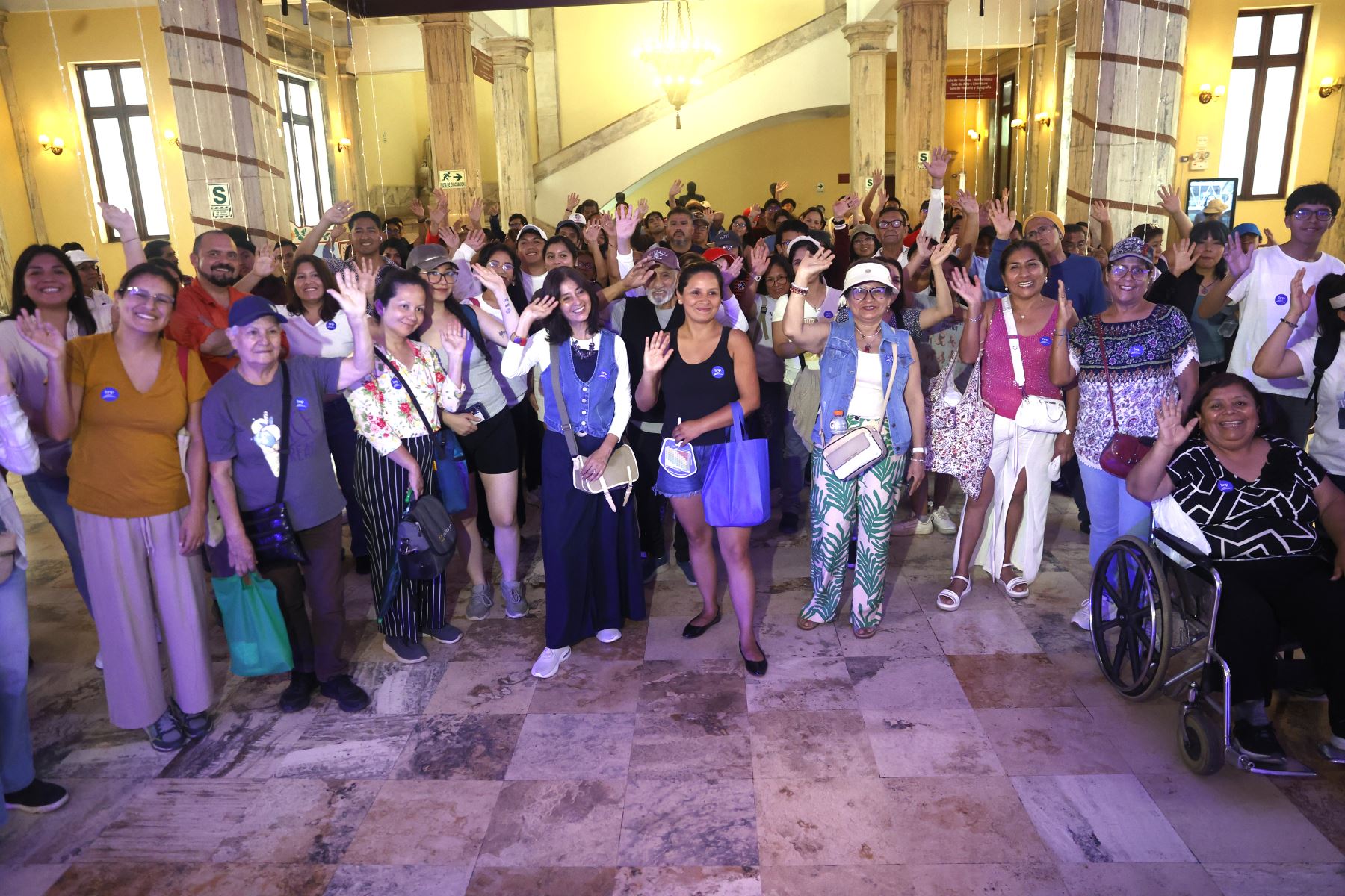 Al finalizar el recorrido, los asistentes retornaron a la sede histórica de la Biblioteca, donde el ambiente festivo acompañó el cierre de la actividad con expresiones tradicionales de la cultura criolla limeña.
Foto: ANDINA/Vidal Tarqui