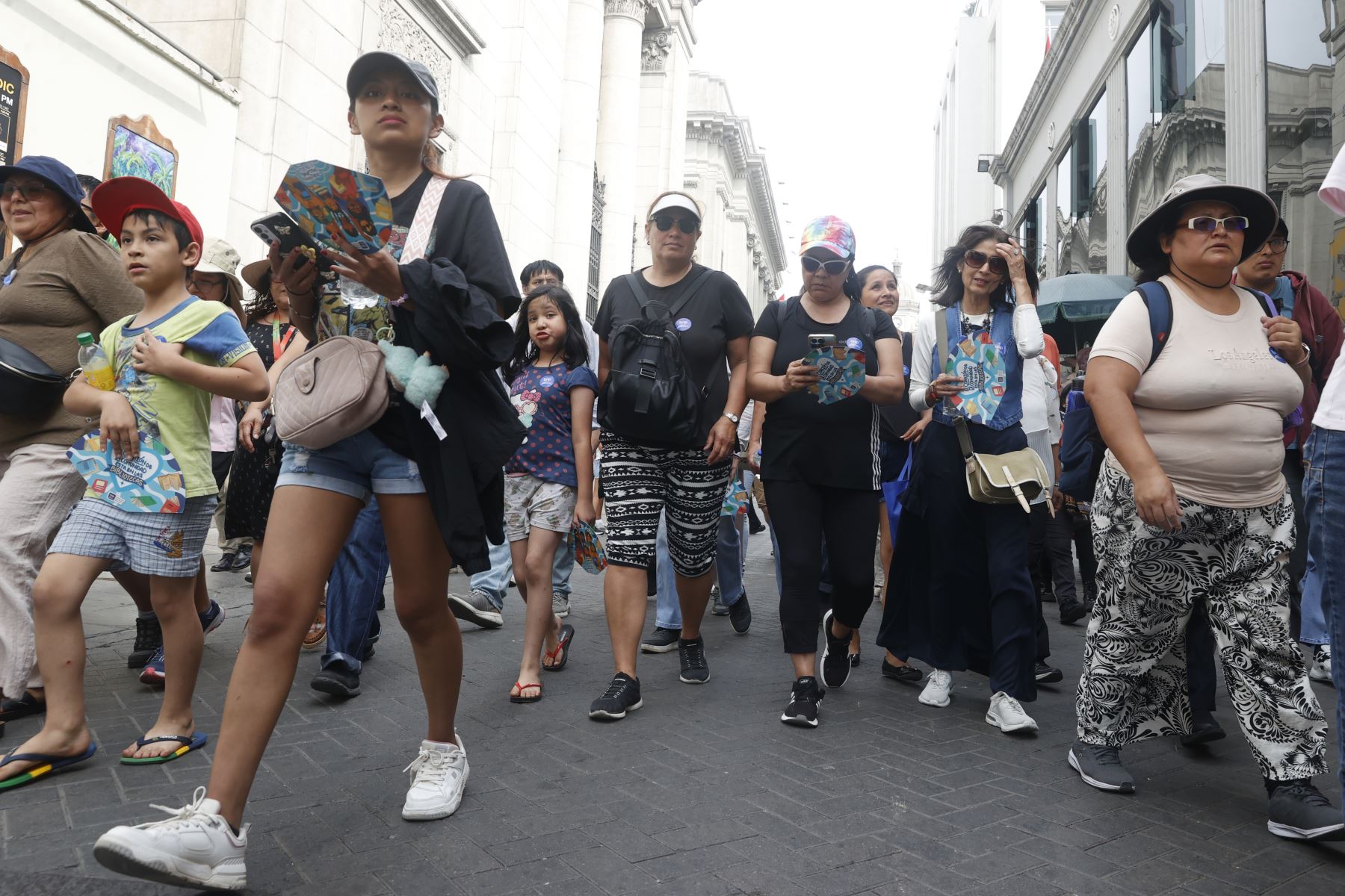 La jornada convocó a público diverso, entre estudiantes, vecinos y visitantes, quienes siguieron con atención cada explicación y participaron activamente en el intercambio de preguntas y comentarios durante las paradas del recorrido.
Foto: ANDINA/Vidal Tarqui