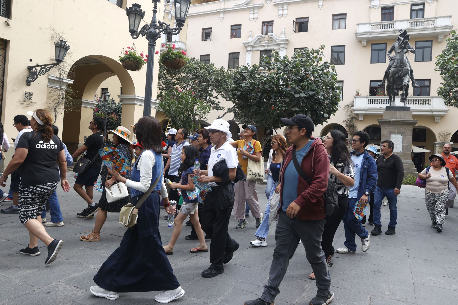 El recorrido formó parte de las actividades culturales organizadas por la Biblioteca Nacional del Perú, orientadas a promover la lectura, el conocimiento histórico y el vínculo ciudadano con la herencia cultural de Lima.
Foto: ANDINA/Vidal Tarqui