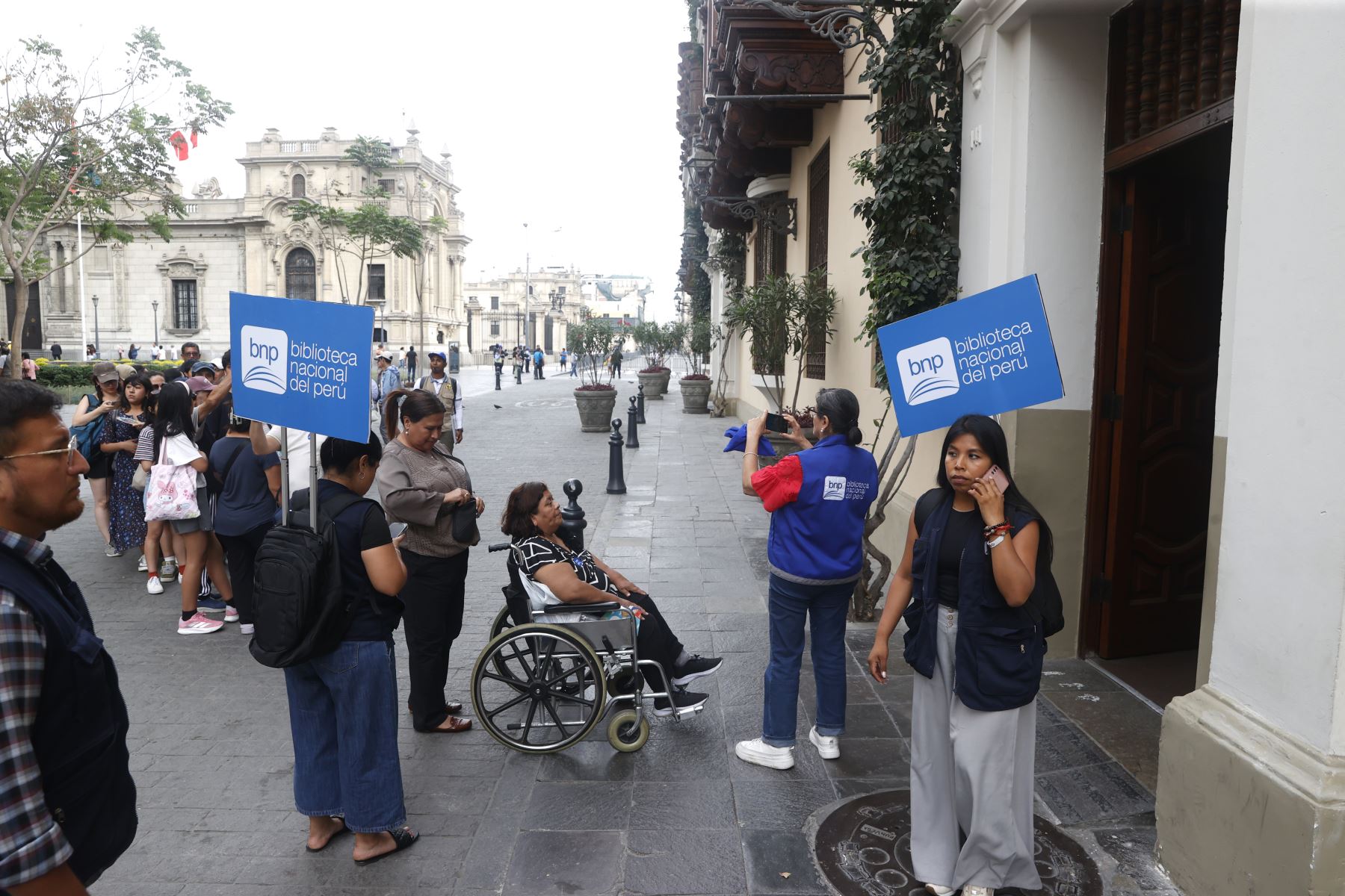 Durante el trayecto, los participantes conocieron relatos sobre personajes, edificios y sucesos que marcaron la historia limeña, resaltando el valor patrimonial del centro histórico como espacio vivo de memoria y reflexión colectiva.
Foto: ANDINA/Vidal Tarqui