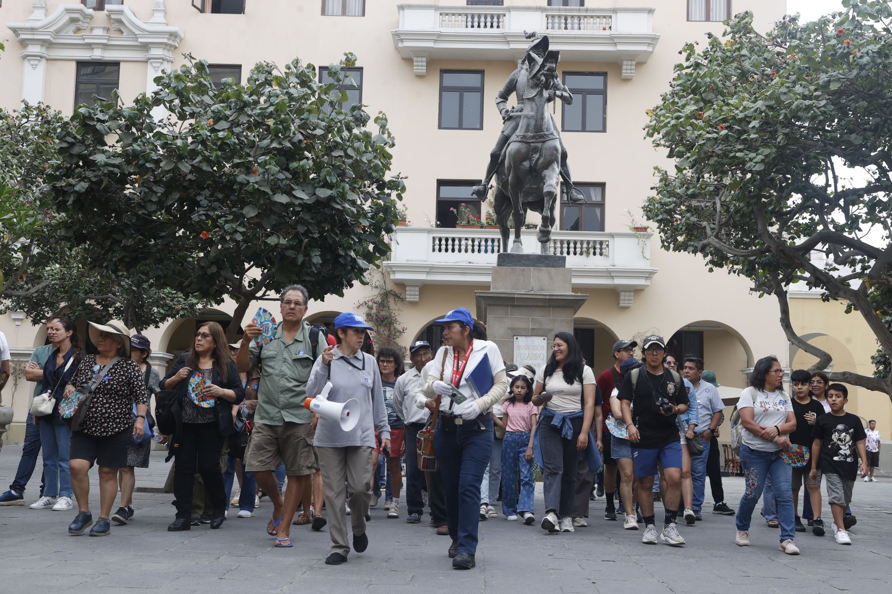 En el marco de los 491 años de fundación de Lima, la Biblioteca Nacional del Perú organizó el recorrido histórico “Secretos de la Ciudad de los Reyes”, que partió desde el Hall Principal de la Gran Biblioteca Pública de Lima. La actividad, guiada por el historiador Marco Antonio Capristán, permitió redescubrir el Centro Histórico y concluyó con una jarana criolla y degustación de turrón en la sede histórica de la BNP.
Foto: ANDINA/Vidal Tarqui