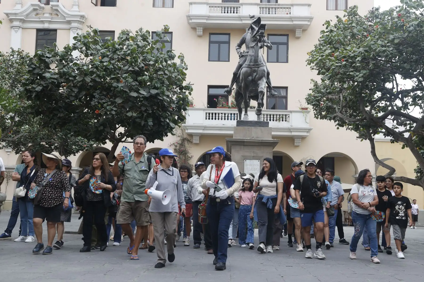 En el marco de los 491 años de fundación de Lima, la Biblioteca Nacional del Perú organizó el recorrido histórico “Secretos de la Ciudad de los Reyes”, que partió desde el Hall Principal de la Gran Biblioteca Pública de Lima. La actividad, guiada por el historiador Marco Antonio Capristán, permitió redescubrir el Centro Histórico y concluyó con una jarana criolla y degustación de turrón en la sede histórica de la BNP.
Foto: ANDINA/Vidal Tarqui