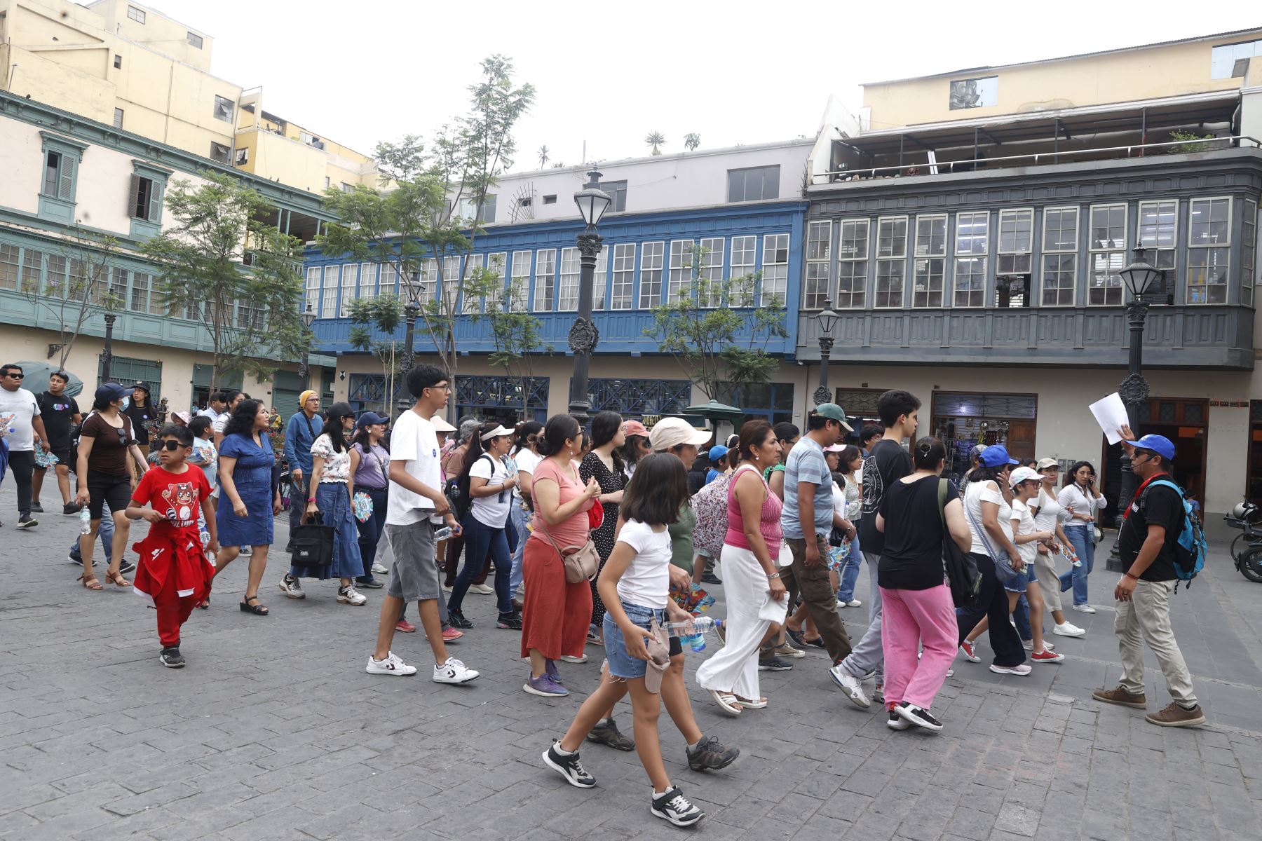 El recorrido histórico “Secretos de la Ciudad de los Reyes” permitió a los asistentes reencontrarse con el pasado de Lima a través de calles, plazas y edificaciones emblemáticas del Centro Histórico, en una jornada que combinó historia, identidad y celebración por un nuevo aniversario de la capital.
Foto: ANDINA/Vidal Tarqui