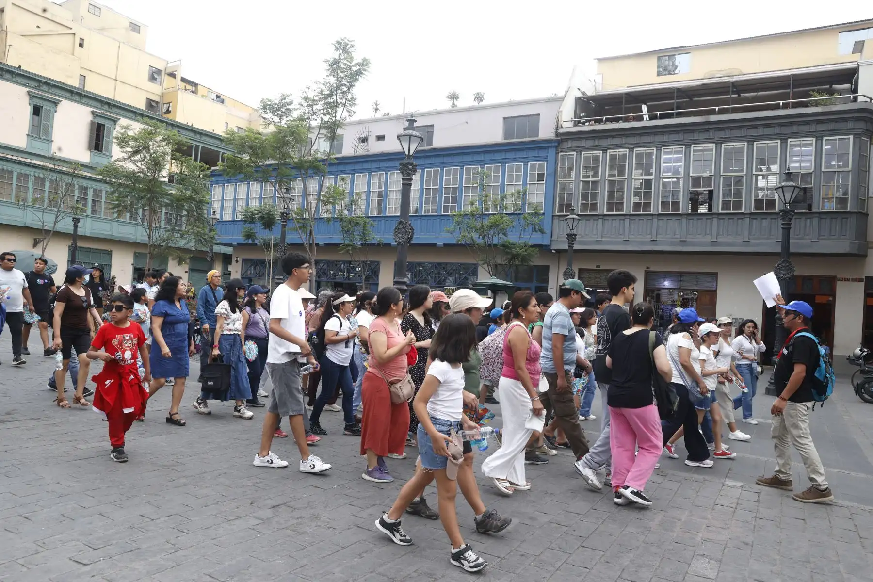 El recorrido histórico “Secretos de la Ciudad de los Reyes” permitió a los asistentes reencontrarse con el pasado de Lima a través de calles, plazas y edificaciones emblemáticas del Centro Histórico, en una jornada que combinó historia, identidad y celebración por un nuevo aniversario de la capital.
Foto: ANDINA/Vidal Tarqui