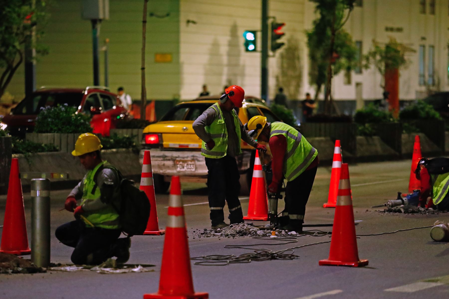 Personal técnico y operarios trabajan de manera coordinada para culminar las obras en los plazos previstos, priorizando horarios de menor afluencia vehicular y garantizando la seguridad durante la ejecución de los trabajos. Foto: ANDINA/Daniel Bracamonte