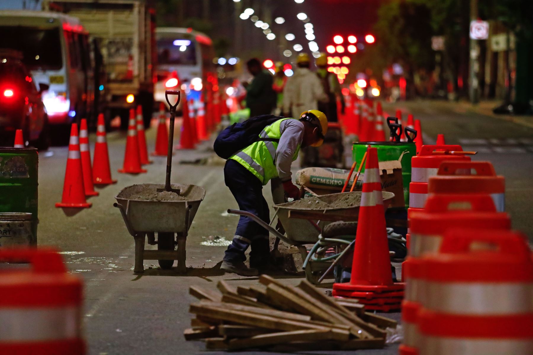 Los nuevos carriles exclusivos permitirán una circulación más ordenada de los buses, reduciendo conflictos con vehículos particulares y contribuyendo a una mayor seguridad vial tanto para conductores como para peatones. Foto: ANDINA/Daniel Bracamonte