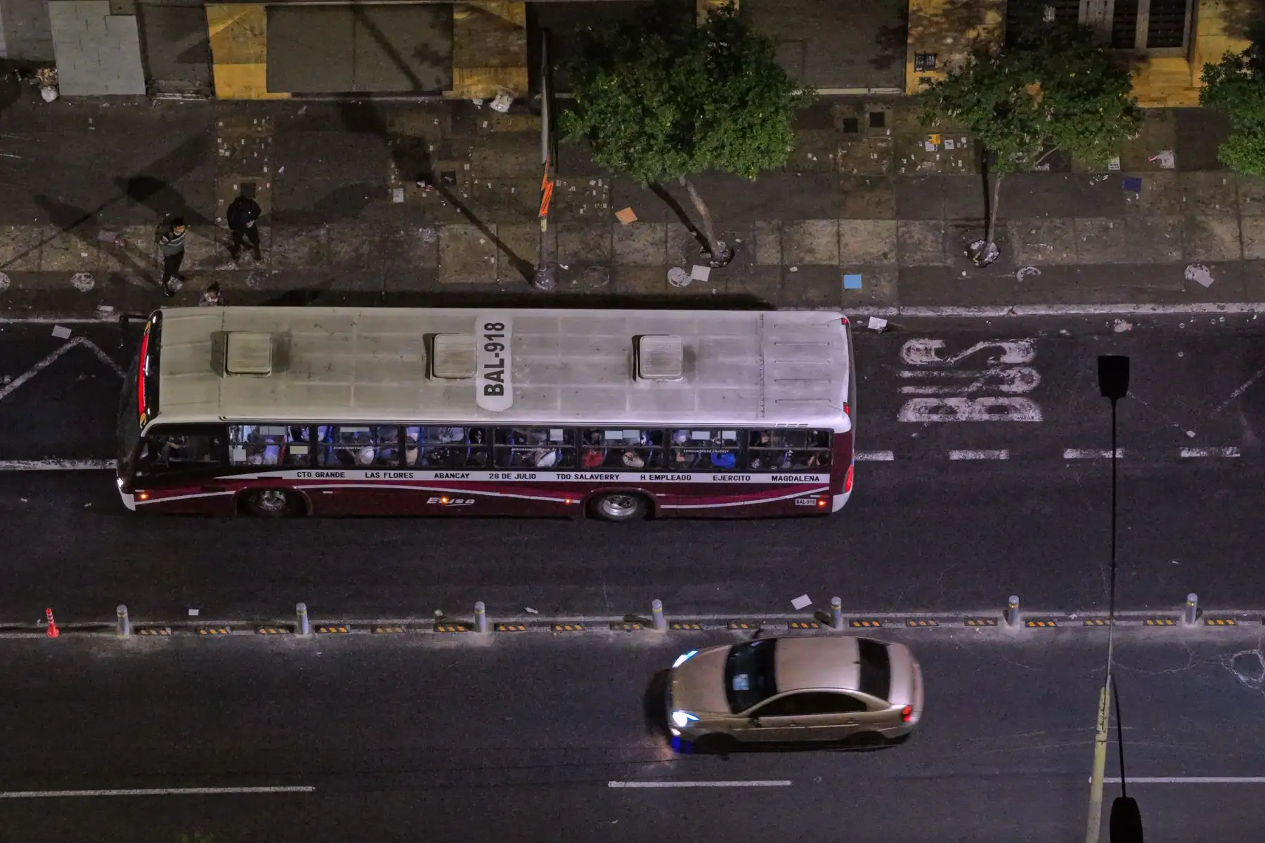 Durante los trabajos se observa la colocación de elementos de segregación vial que delimitan claramente el espacio destinado al transporte público, facilitando el cumplimiento de las normas de tránsito en una vía de alta demanda vehicular. Foto: ANDINA/Daniel Bracamonte