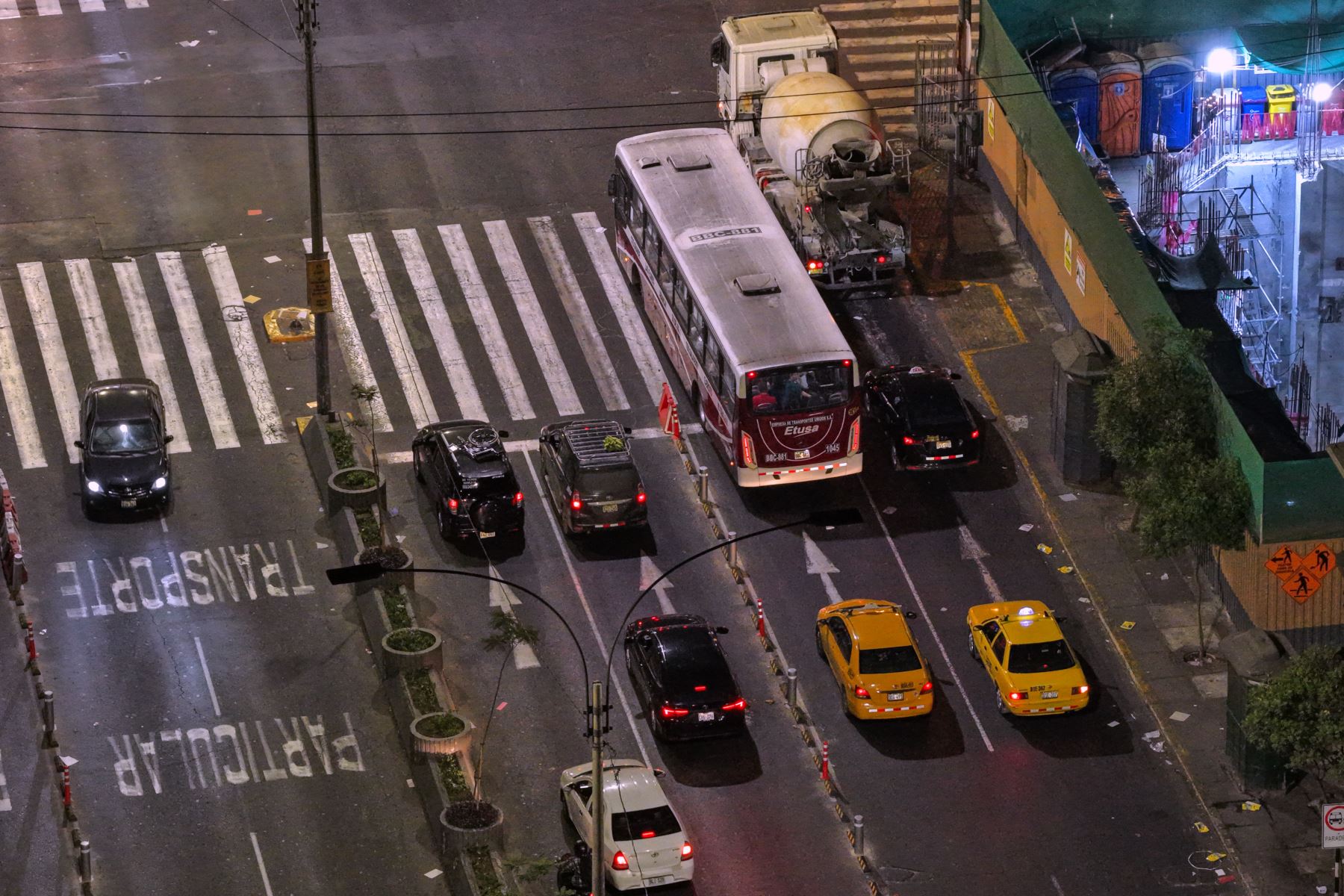 La implementación de carriles exclusivos se suma a otras acciones impulsadas para fortalecer el sistema de transporte urbano, promoviendo un desplazamiento más eficiente, sostenible y accesible para la ciudadanía. Foto: ANDINA/Daniel Bracamonte