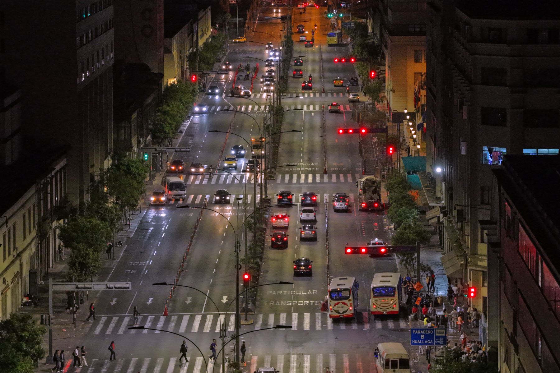 La avenida Abancay es uno de los principales ejes de conexión entre el norte y sur del centro de Lima, por lo que la intervención busca mejorar la fluidez del tránsito y disminuir la congestión en horas de mayor circulación. Foto: ANDINA/Daniel Bracamonte