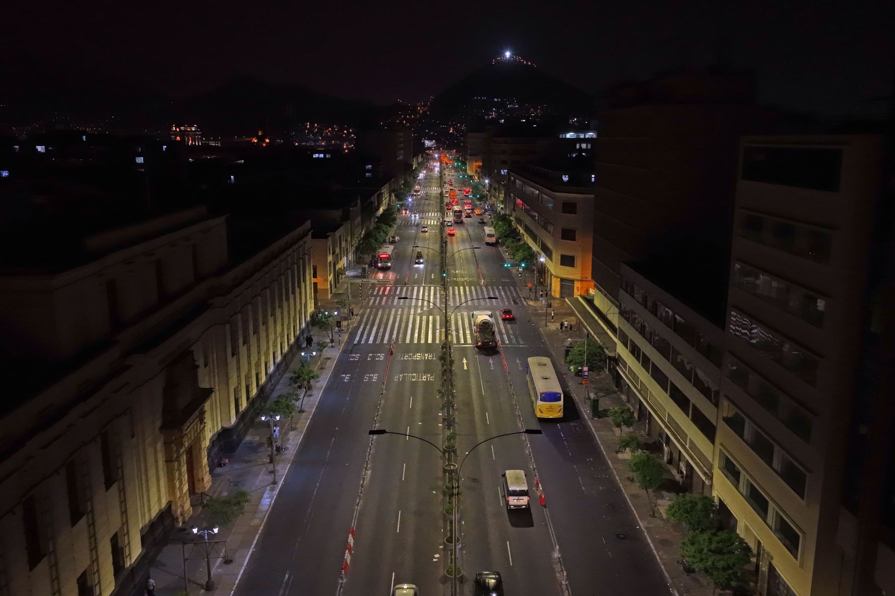 Según la Autoridad de Transporte Urbano para Lima y Callao ATU, la implementación de estos 4 carriles exclusivos para buses de transporte público en la Av. Abancay ayudaría a reducir los tiempos de viaje de los buses de 20 a 6 minutos en horas punta, tratándose de una vía por la que transitan 41 mil vehículos diarios. Foto: ANDINA/Daniel Bracamonte