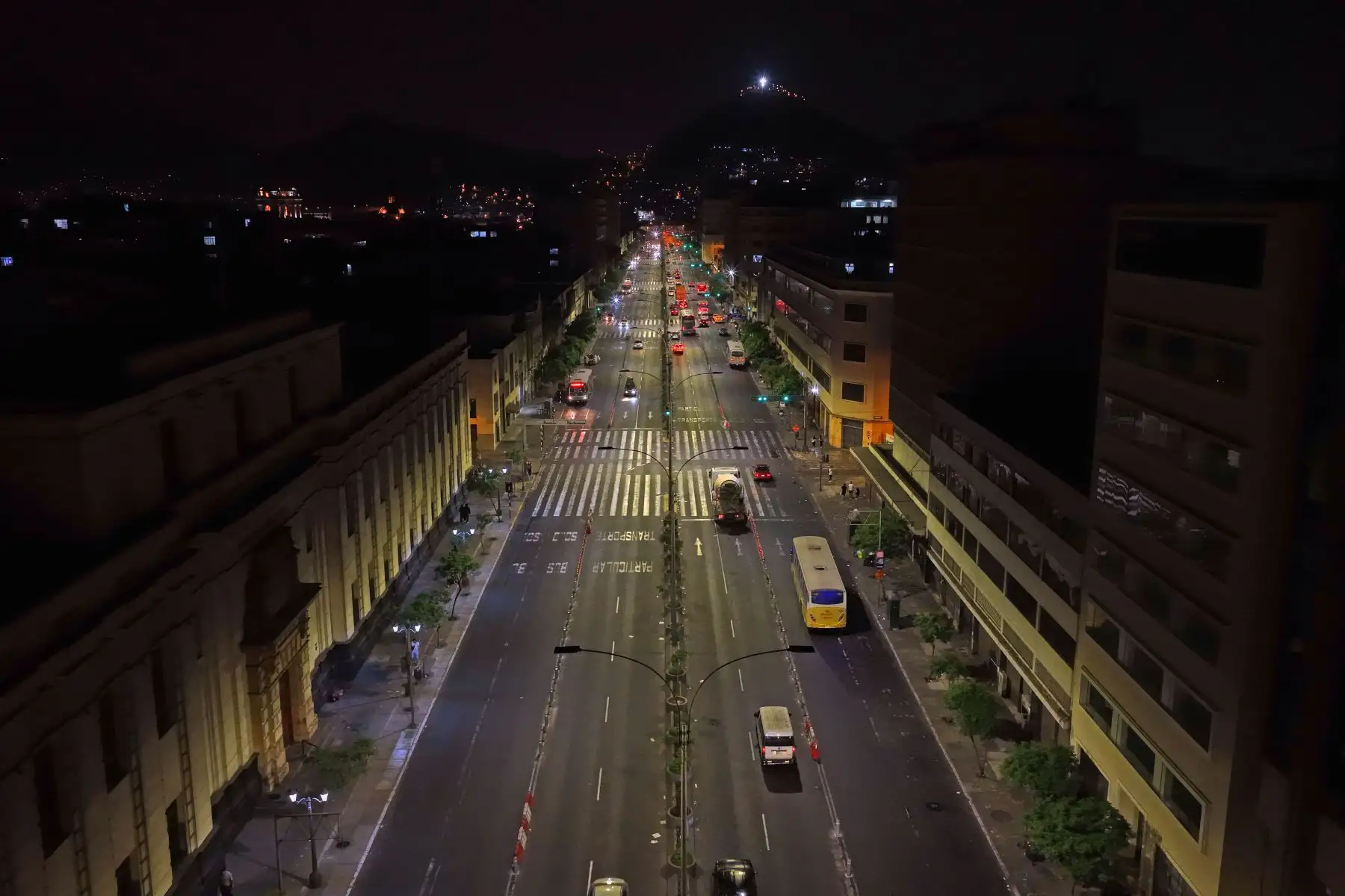 Según la Autoridad de Transporte Urbano para Lima y Callao ATU, la implementación de estos 4 carriles exclusivos para buses de transporte público en la Av. Abancay ayudaría a reducir los tiempos de viaje de los buses de 20 a 6 minutos en horas punta, tratándose de una vía por la que transitan 41 mil vehículos diarios. Foto: ANDINA/Daniel Bracamonte