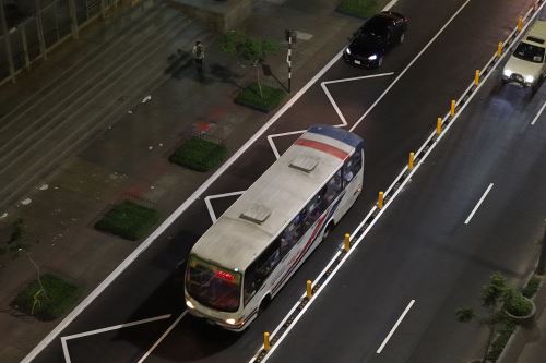 Si bien ya existía una delimitación de carriles, pintada en la propia pista de la avenida Abancay, esta resultaba insuficiente y poco efectiva, motivo por lo cual se ha dispuesto una segregación física definitiva, con bolardos metálicos y topellantas ANDINA/Daniel Bracamonte