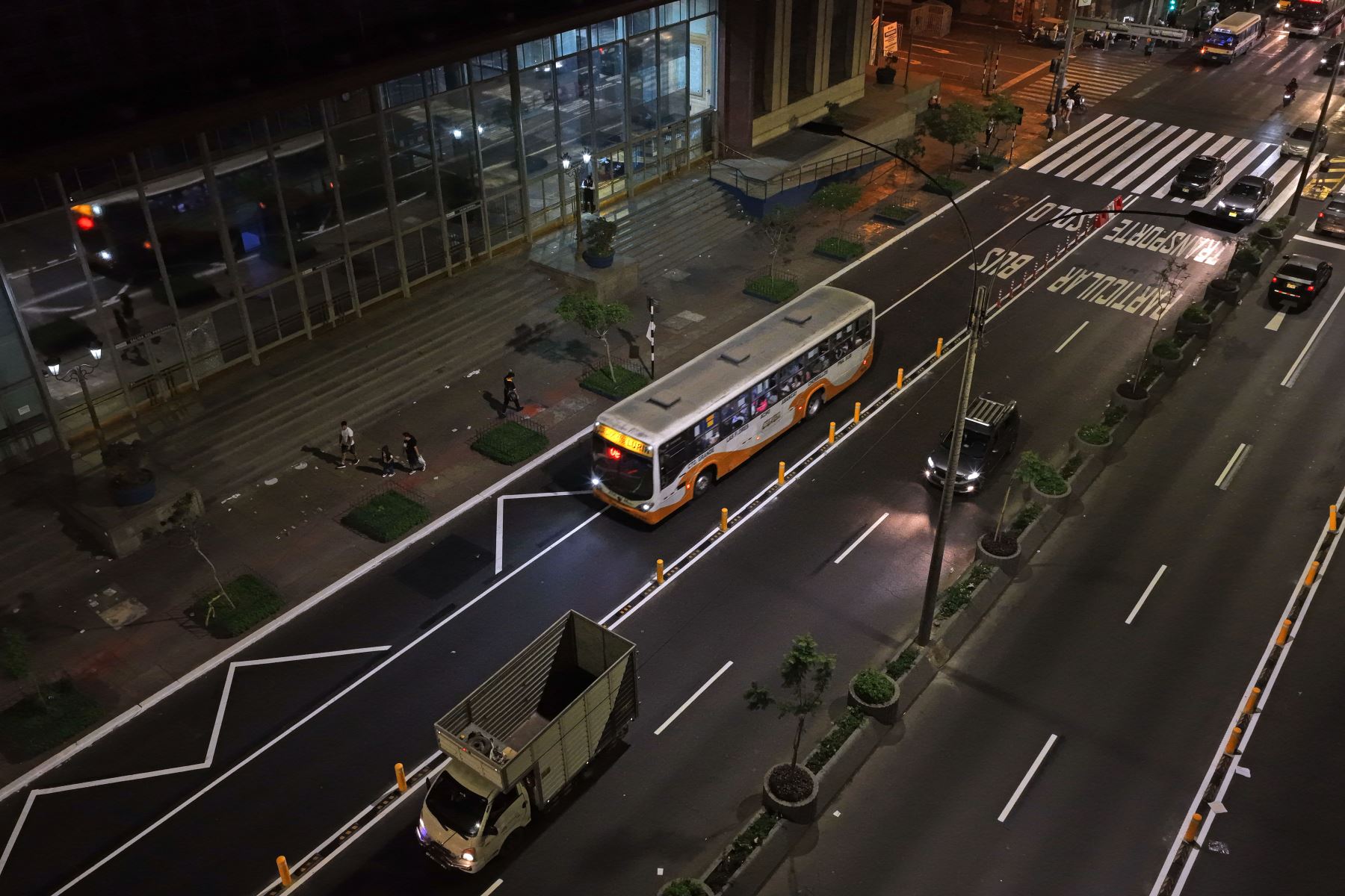 Las obras de demarcación de los 4 nuevos carriles exclusivos para buses de transporte público en la Av. Abancay abarcan un tramo de 1,2 km, desde el jirón Amazonas hasta la avenida Nicolás de Piérola, y comprenden la separación física de los carriles con bolardos metálicos y topellantas. Foto: ANDINA/Daniel Bracamonte