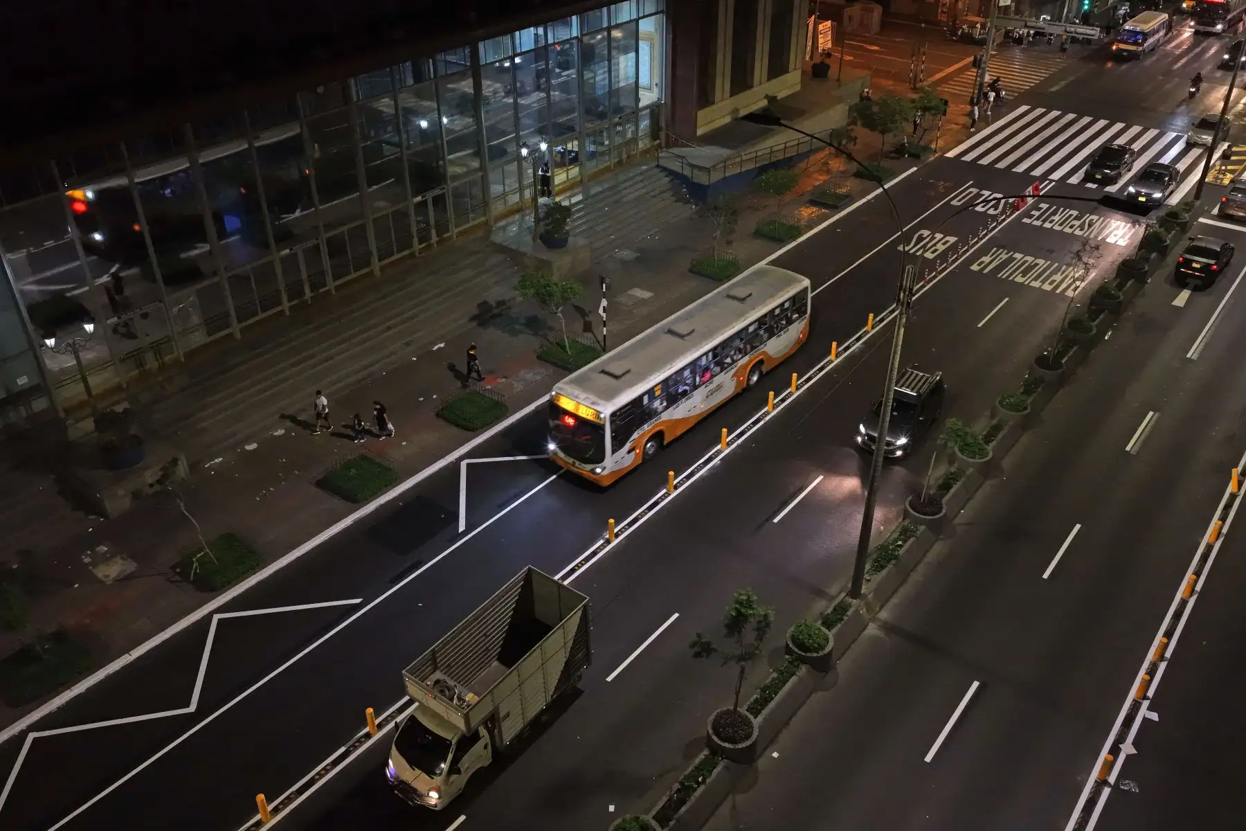 Las obras de demarcación de los 4 nuevos carriles exclusivos para buses de transporte público en la Av. Abancay abarcan un tramo de 1,2 km, desde el jirón Amazonas hasta la avenida Nicolás de Piérola, y comprenden la separación física de los carriles con bolardos metálicos y topellantas. Foto: ANDINA/Daniel Bracamonte