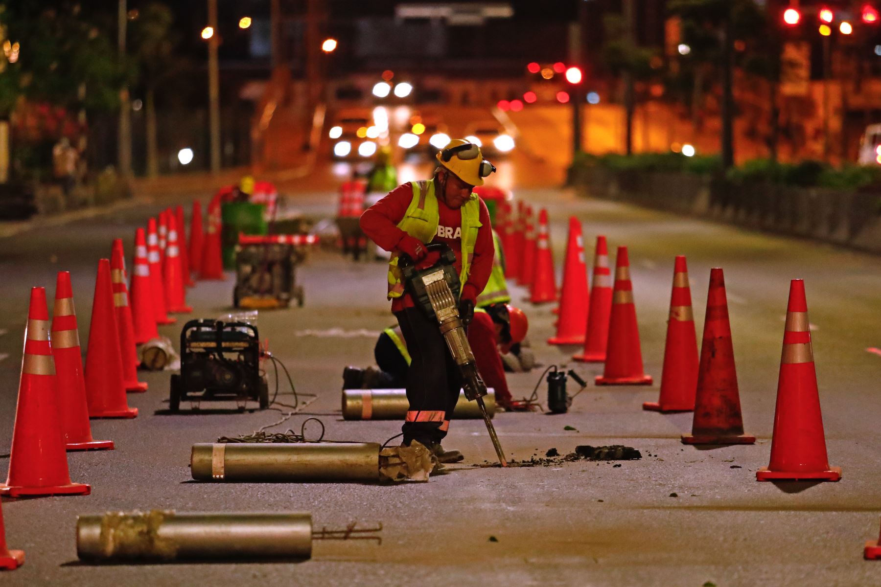 La implementación de carriles exclusivos para buses en la avenida Abancay registra un avance del 65 %, informó la Autoridad de Transporte Urbano para Lima y Callao. Los trabajos incluyen separadores físicos y señalización, y se ejecutan incluso en la madrugada para no afectar el tránsito. La obra busca ordenar la circulación y mejorar la velocidad del transporte público en una de las vías más congestionadas del centro de Lima. Fotos: ANDINA/Daniel Bracamonte
