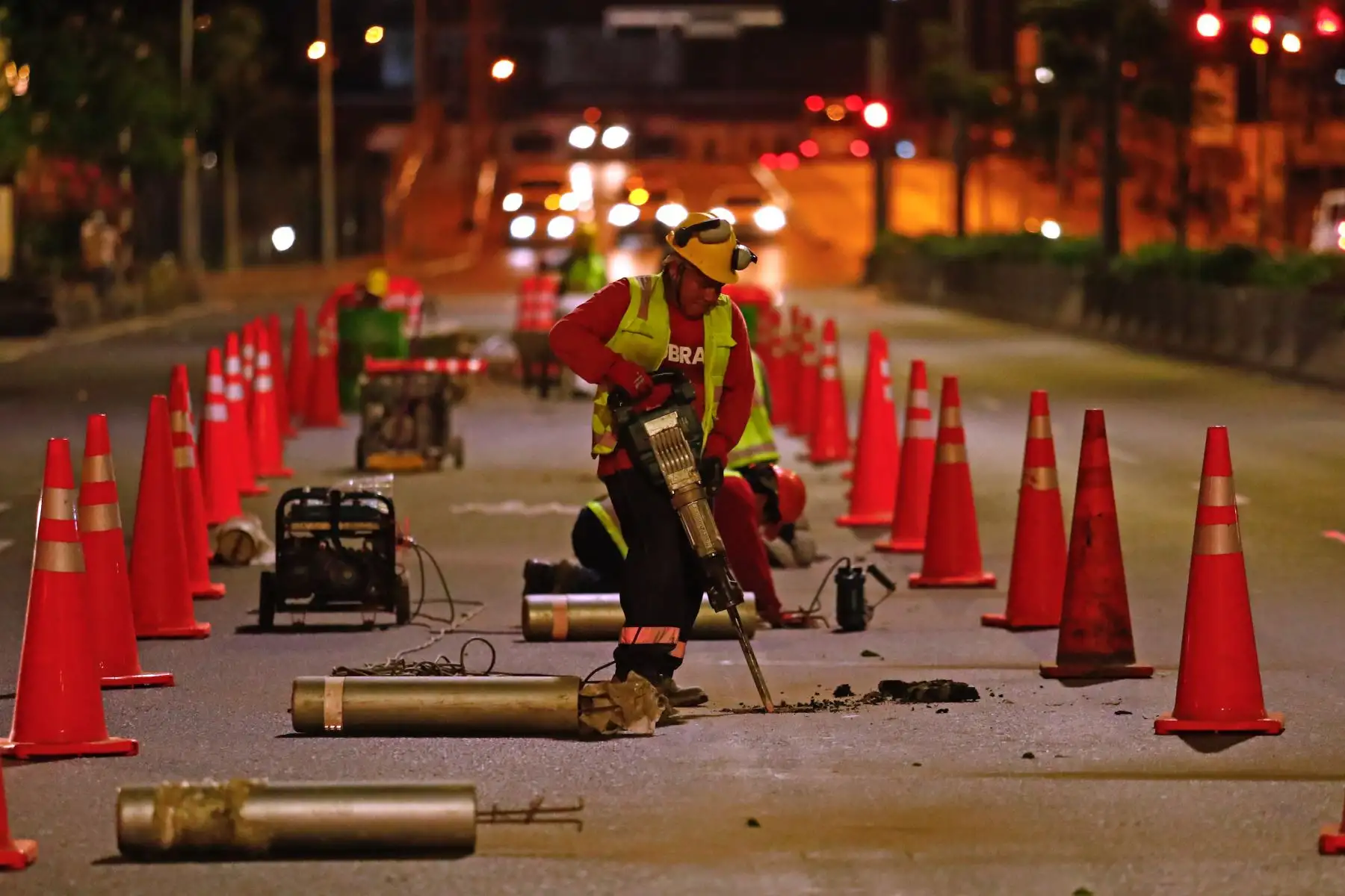 La implementación de carriles exclusivos para buses en la avenida Abancay registra un avance del 65 %, informó la Autoridad de Transporte Urbano para Lima y Callao. Los trabajos incluyen separadores físicos y señalización, y se ejecutan incluso en la madrugada para no afectar el tránsito. La obra busca ordenar la circulación y mejorar la velocidad del transporte público en una de las vías más congestionadas del centro de Lima. Fotos: ANDINA/Daniel Bracamonte