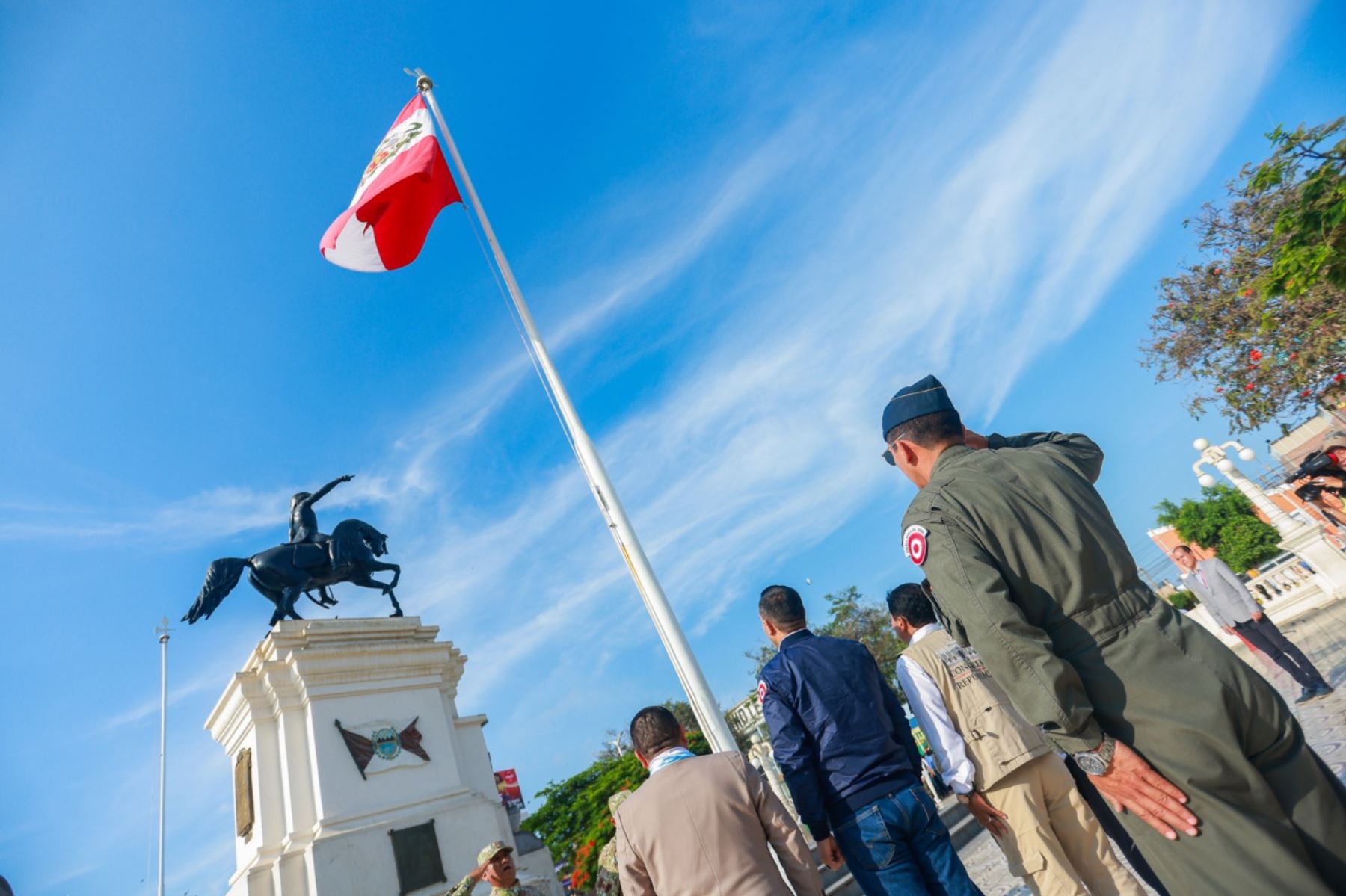 El presidente de la república, José Jerí Oré, participa en la ceremonia de izamiento del pabellón nacional en la ciudad de Pisco, Ica, en el marco de las acciones para fortalecer la identidad nacional. Foto: ANDINA/Prensa Presidencia