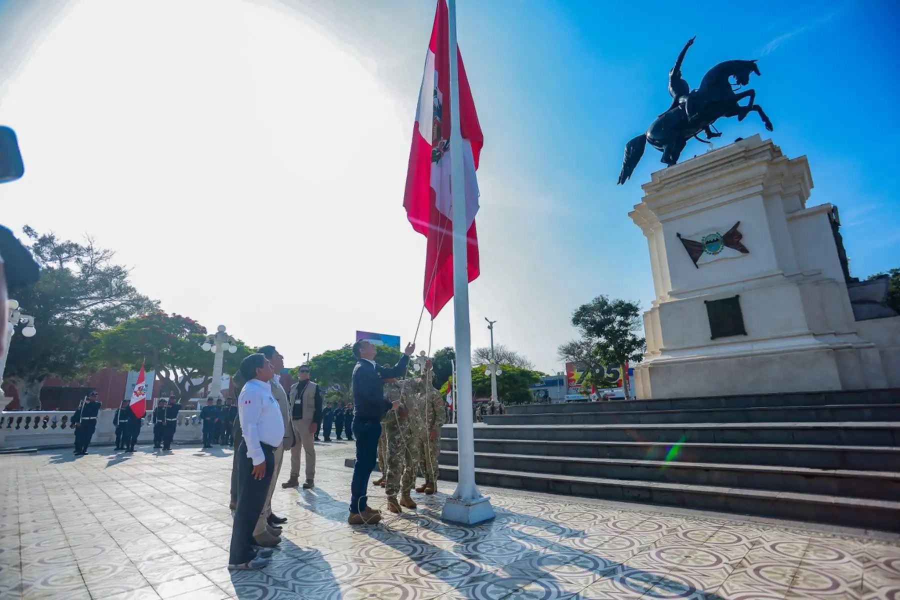 El presidente de la república, José Jerí Oré, participa en la ceremonia de izamiento del pabellón nacional en la ciudad de Pisco, Ica, en el marco de las acciones para fortalecer la identidad nacional. Foto: ANDINA/Prensa Presidencia