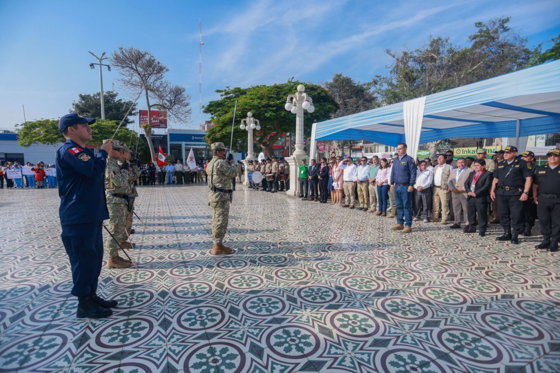 El presidente de la república, José Jerí Oré, participa en la ceremonia de izamiento del pabellón nacional en la ciudad de Pisco, Ica, en el marco de las acciones para fortalecer la identidad nacional. Foto: ANDINA/Prensa Presidencia