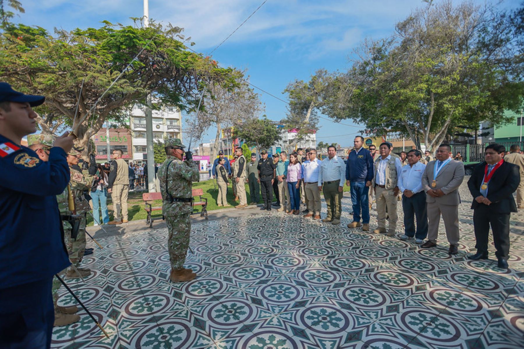 El presidente de la república, José Jerí Oré, participa en la ceremonia de izamiento del pabellón nacional en la ciudad de Pisco, Ica, en el marco de las acciones para fortalecer la identidad nacional. Foto: ANDINA/Prensa Presidencia