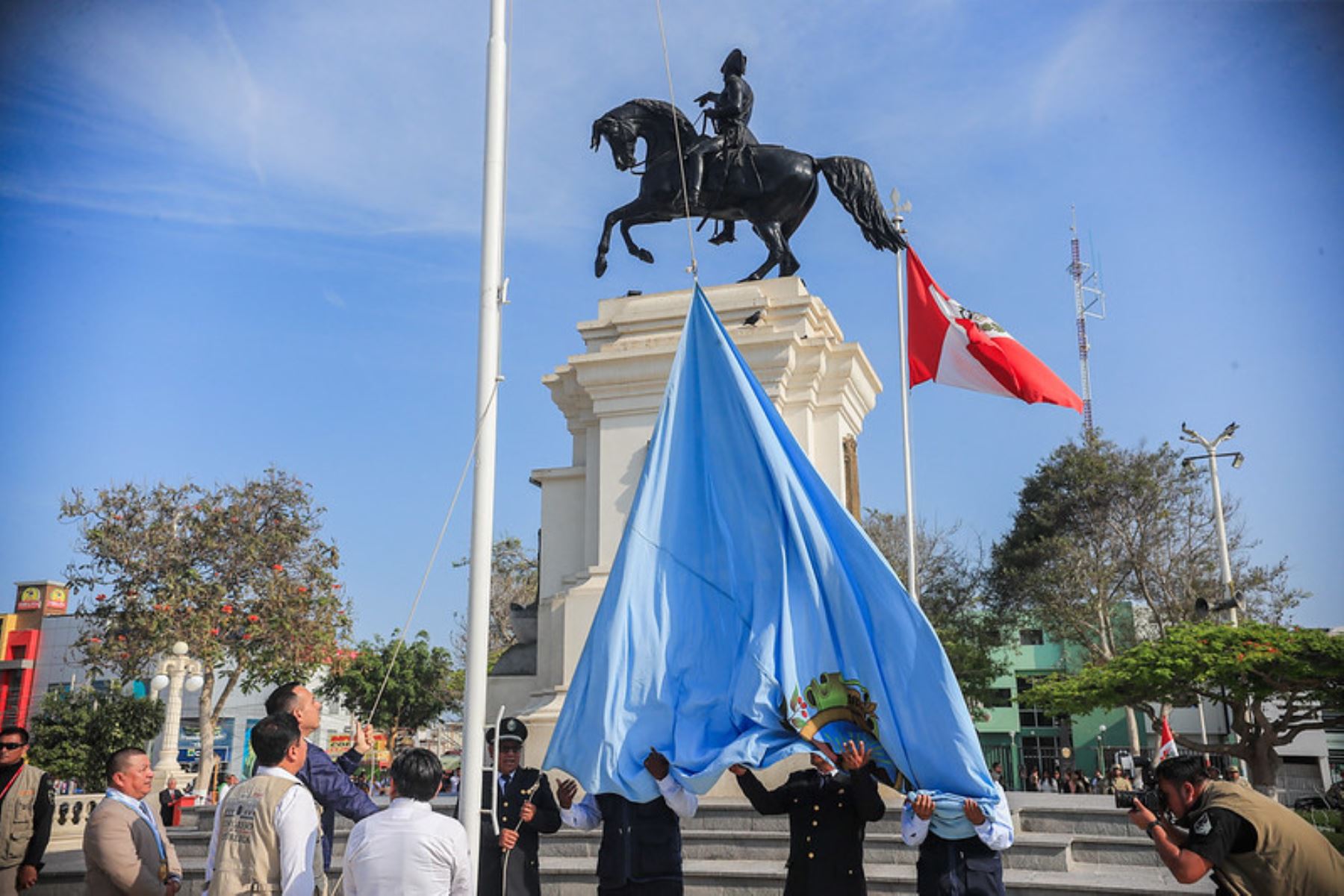 El presidente de la república, José Jerí Oré, participa en la ceremonia de izamiento del pabellón nacional en la ciudad de Pisco, Ica, en el marco de las acciones para fortalecer la identidad nacional. Foto: ANDINA/Prensa Presidencia