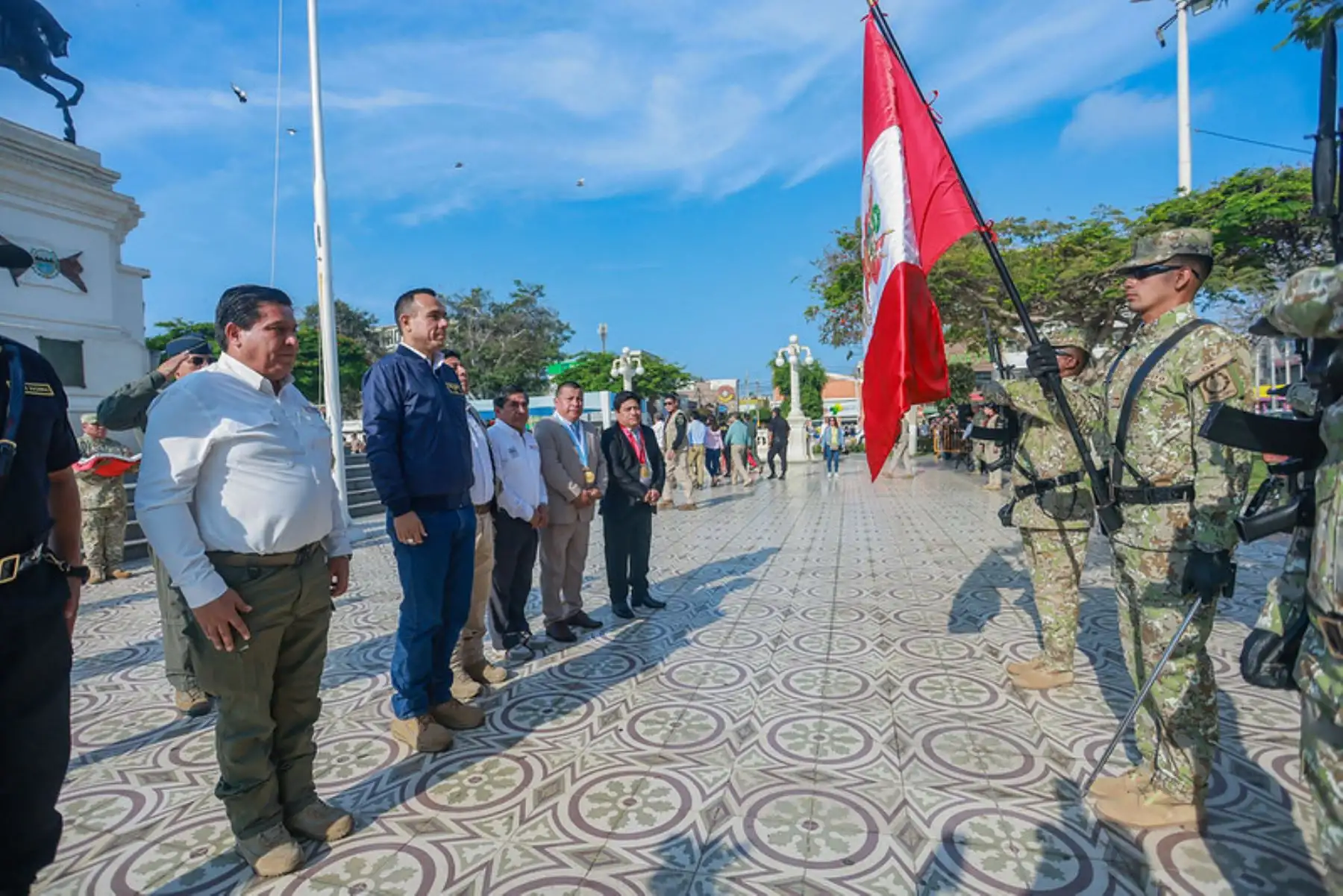El presidente de la república, José Jerí Oré, participa en la ceremonia de izamiento del pabellón nacional en la ciudad de Pisco, Ica, en el marco de las acciones para fortalecer la identidad nacional. Foto: ANDINA/Prensa Presidencia