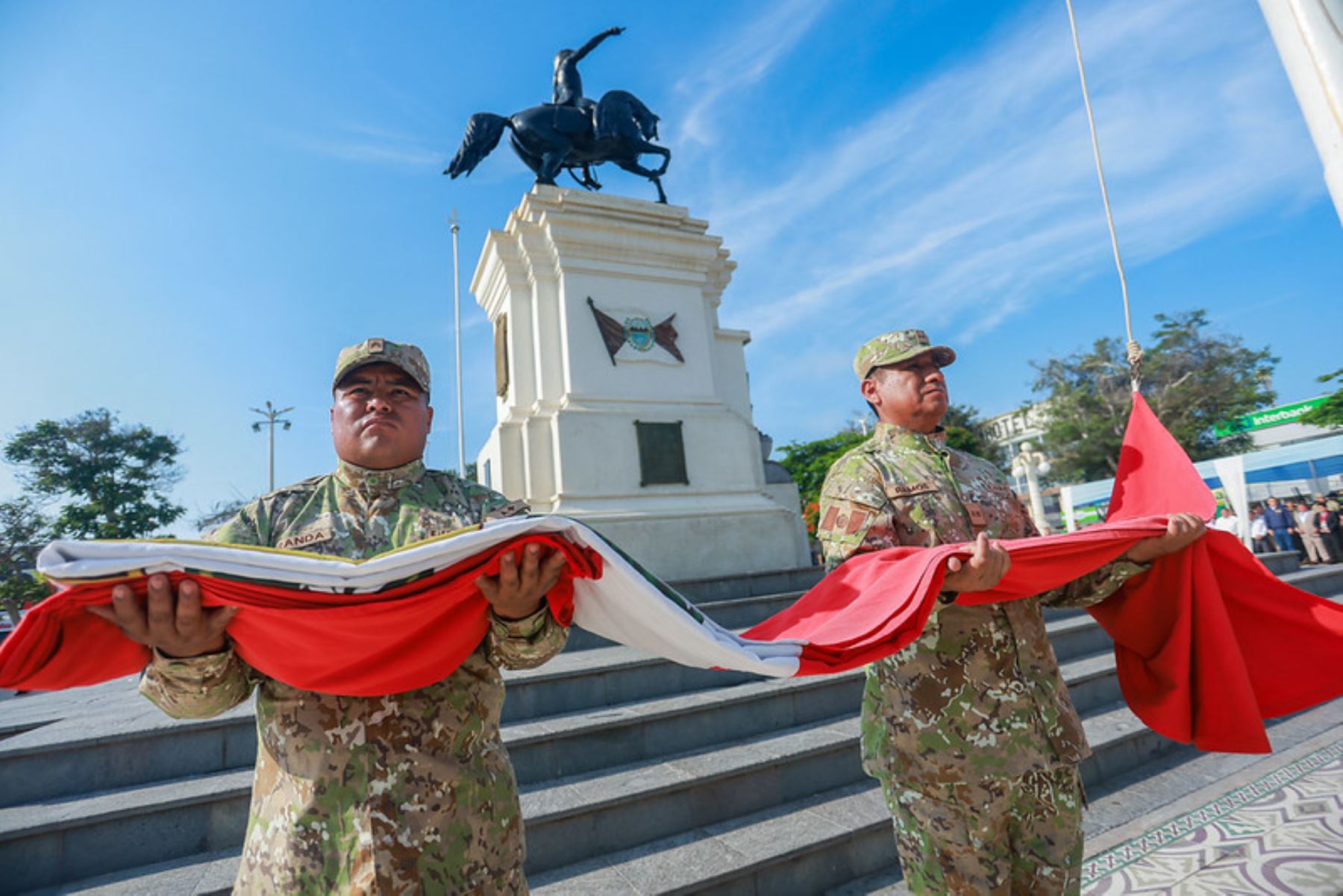El presidente de la república, José Jerí Oré, participa en la ceremonia de izamiento del pabellón nacional en la ciudad de Pisco, Ica, en el marco de las acciones para fortalecer la identidad nacional. Foto: ANDINA/Prensa Presidencia