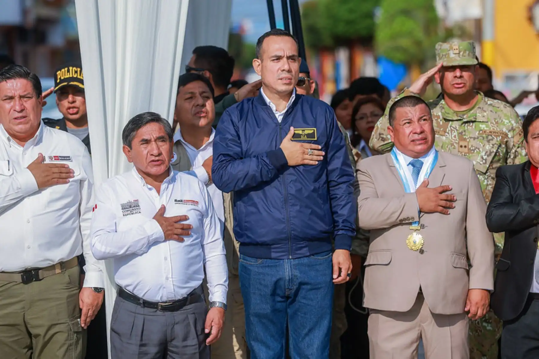 El presidente de la república, José Jerí Oré, se encuentra acompañado por el ministros del Interior, Vicente Tiburcio, así como del comandante general de la Policía Nacional, Óscar Arriola, y autoriades locales. Foto: ANDINA/Prensa Presidencia